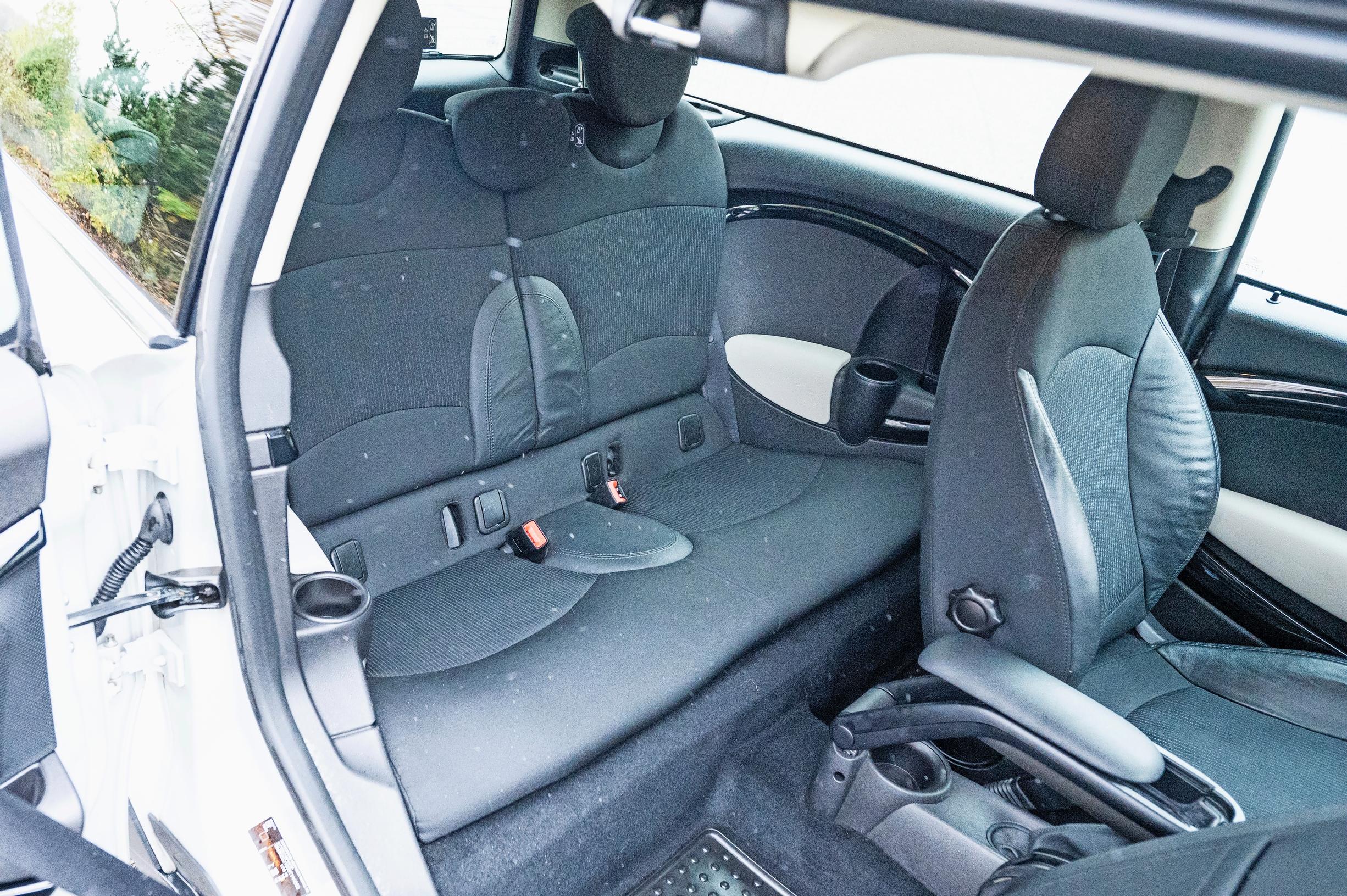 Käytetty Mini Cooper Clubman vm. 2013: Etu- ja takaoven välissä ei ole pilaria, takapenkille käydään avaamalla molemmat ovet.