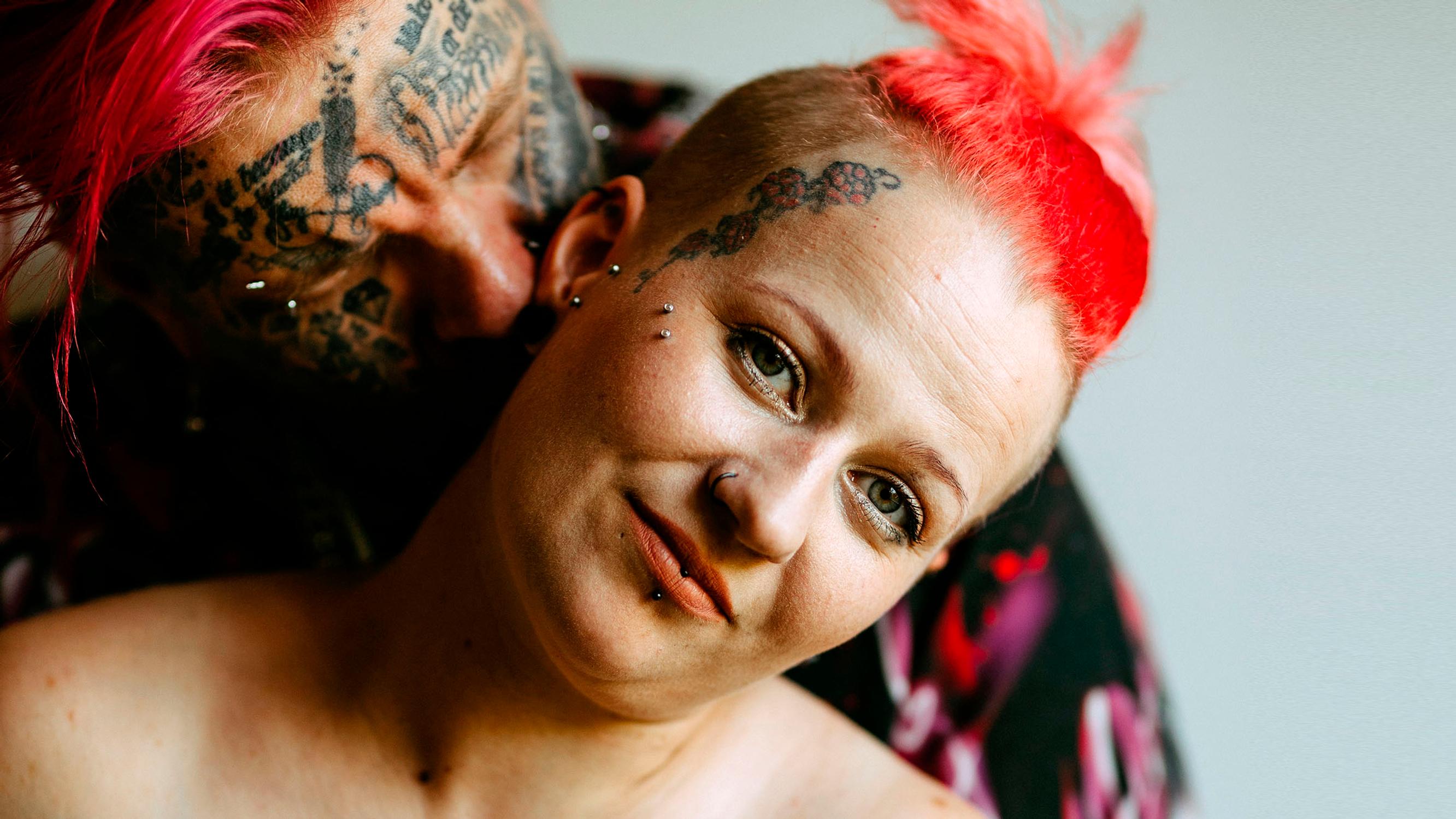 Kun Teuvon ja Elinan lapset ovat hoidossa, he käynnistävät kamerat ja kuvaavat Onlyfans-videoita – ”Alkuaikoina saatoimme harrastaa seksiä jopa 16 tuntia päivässä”