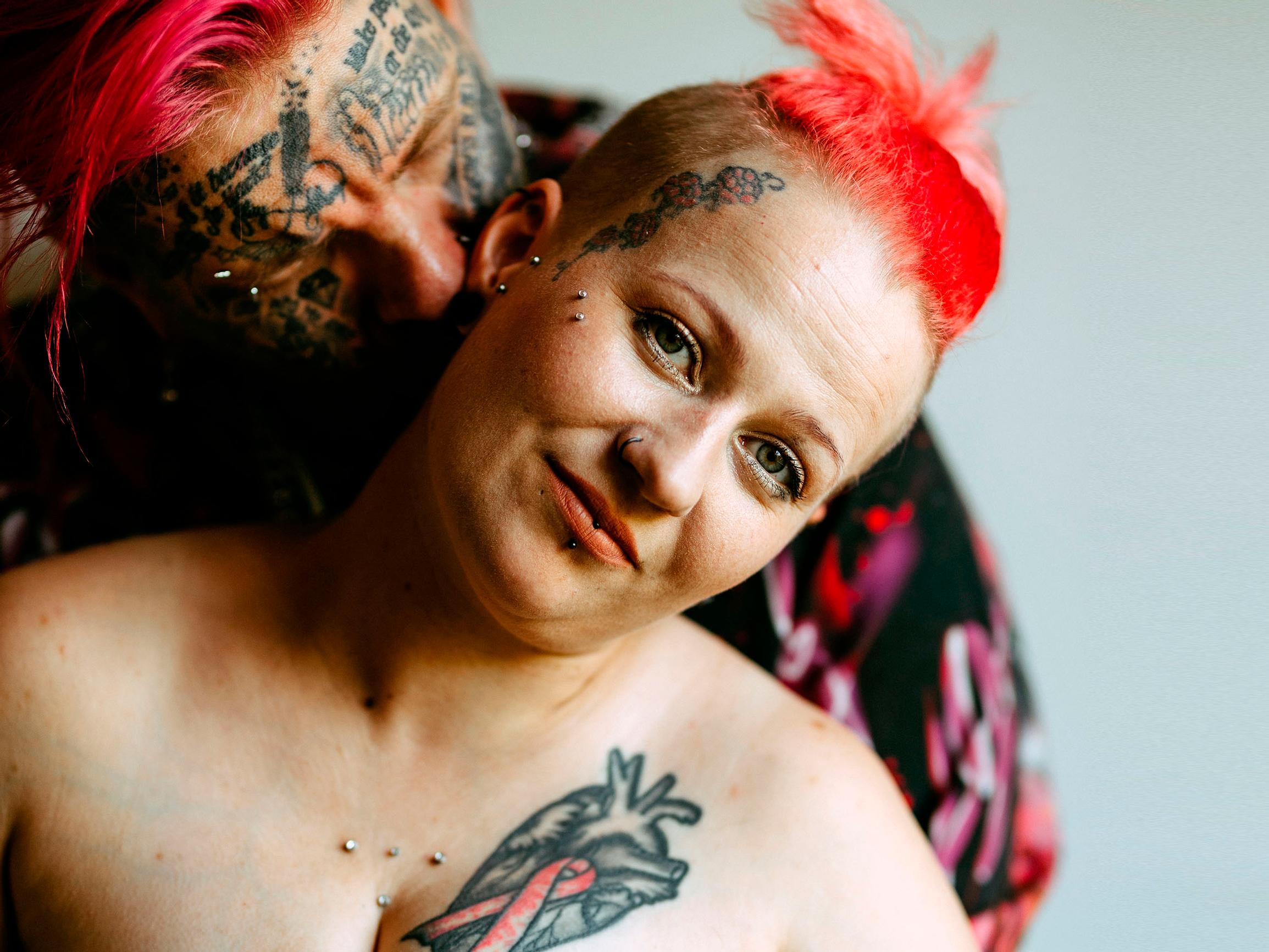 Kun Teuvon ja Elinan lapset ovat hoidossa, he käynnistävät kamerat ja kuvaavat Onlyfans-videoita – ”Alkuaikoina saatoimme harrastaa seksiä jopa 16 tuntia päivässä”