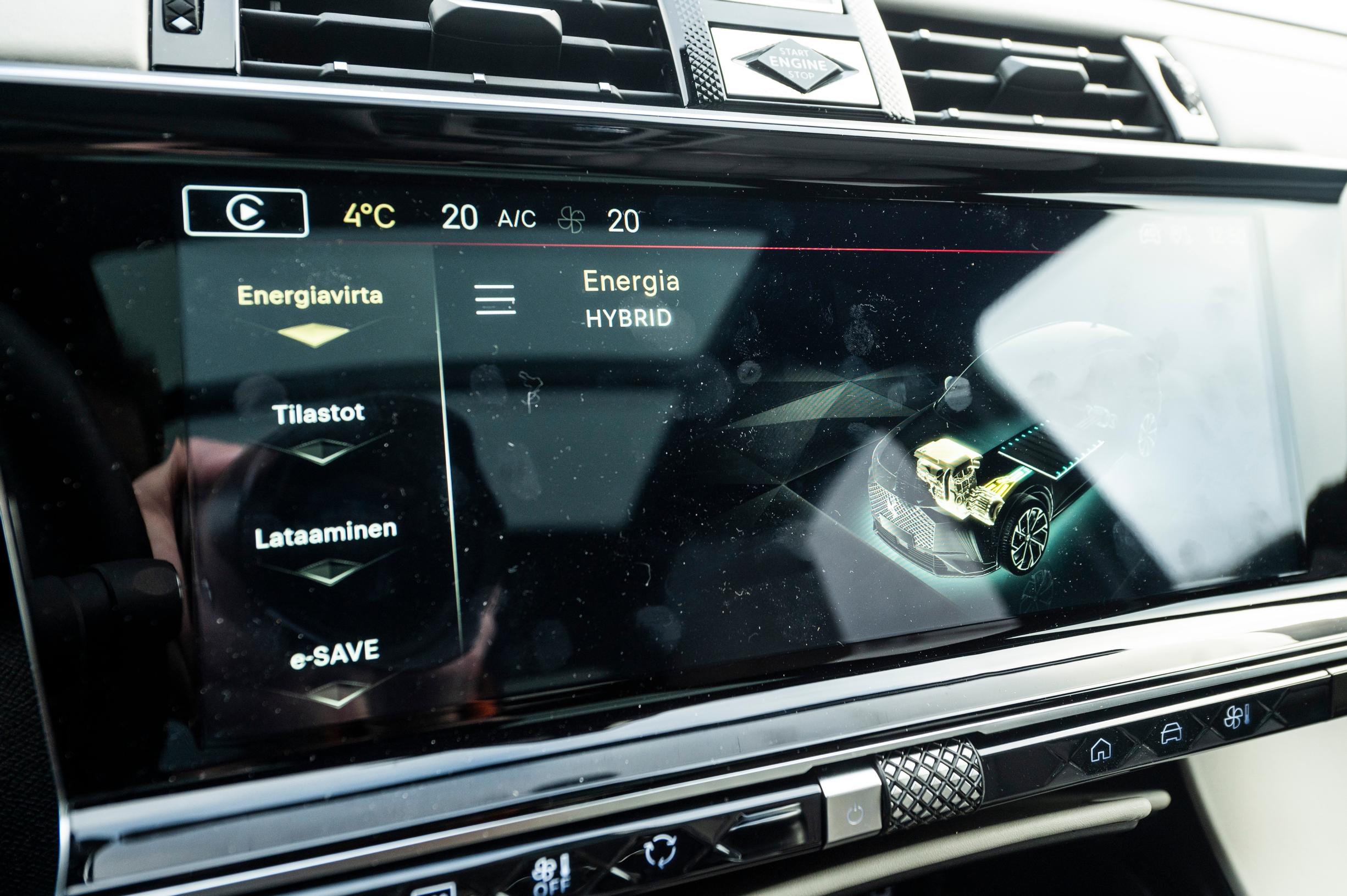 DS 7 E-Tense 300 4x4 Plug-in Hybrid Opera Business -mallin tietoviihdejärjestelmä on monimutkainen käyttää.