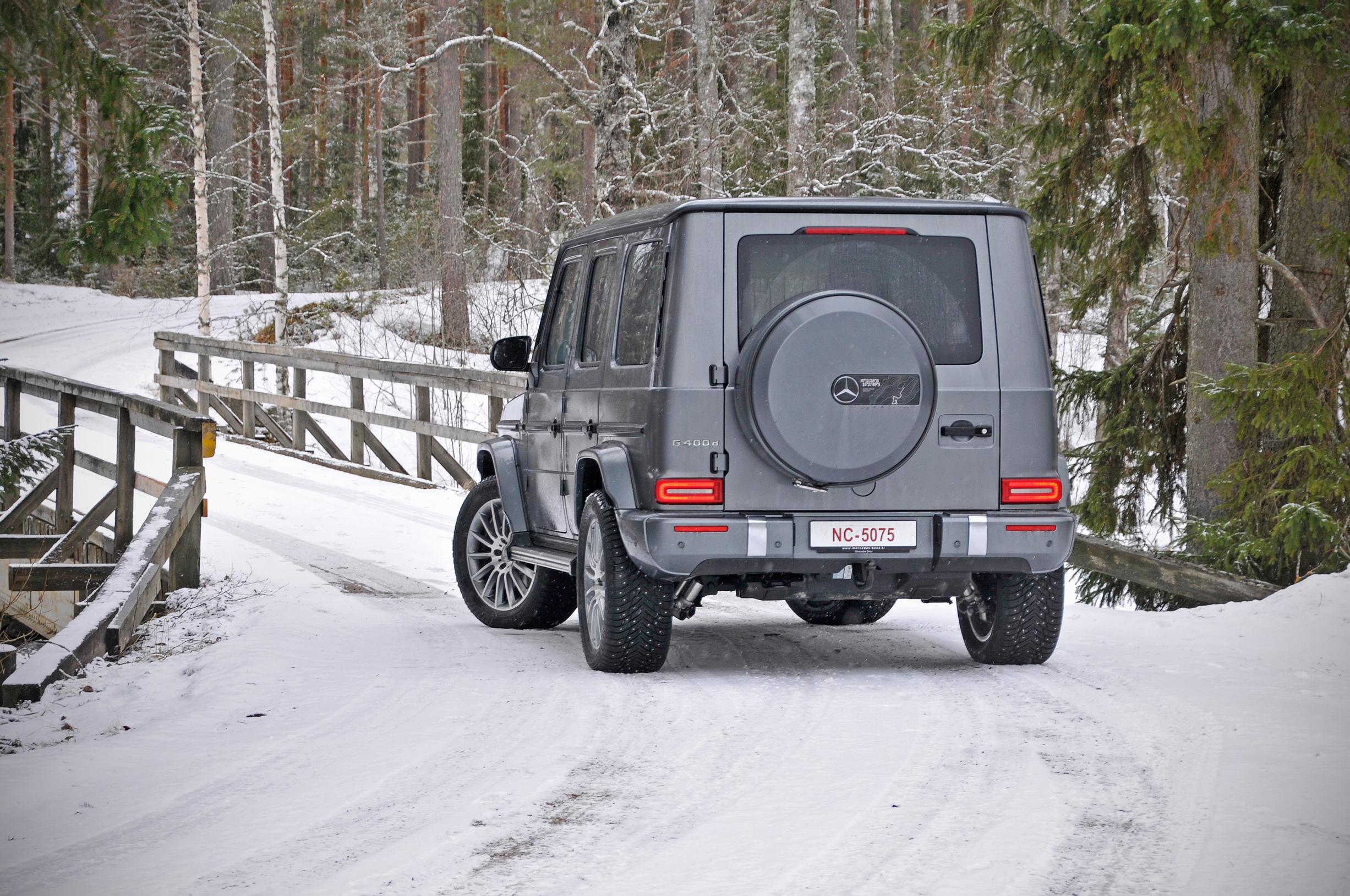 Mercedes-Benz G 400 d on valmistettu erilaisista teräslaaduista ja rakenteissa on hyödynnetty suurlujuus- ja ultralujuusterästä. Lokasuojat, konepelti ja ovet ovat alumiinia.