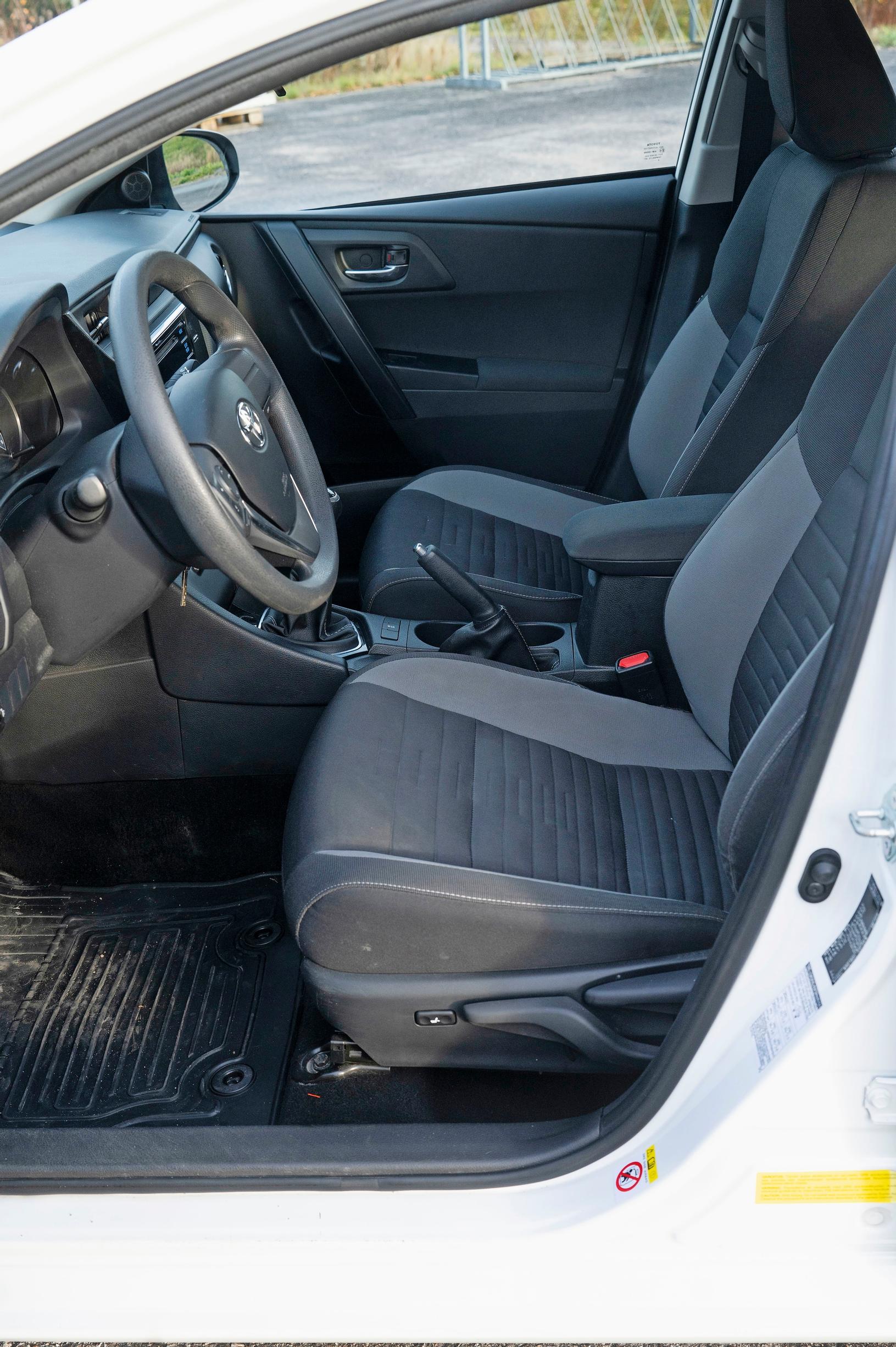 Toyota Auriksen kuljettajalla ja etumatkustajalla on hyvät oltavat.
