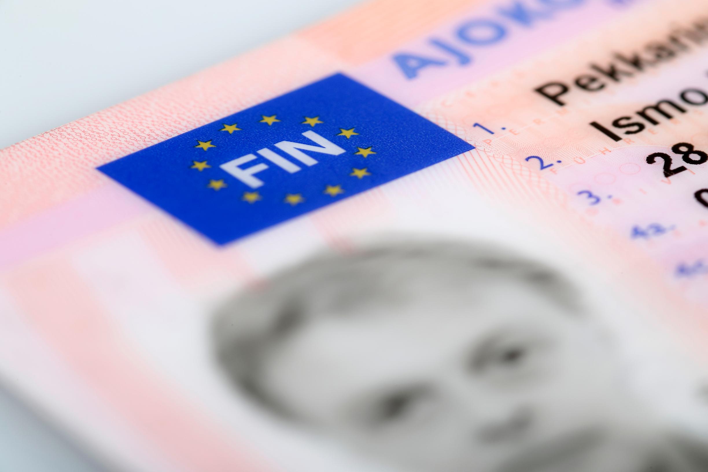 Uusi ajokorttilaki laski kortin hintaa ja ajoi monen pienyrittäjän vaikeuksiin