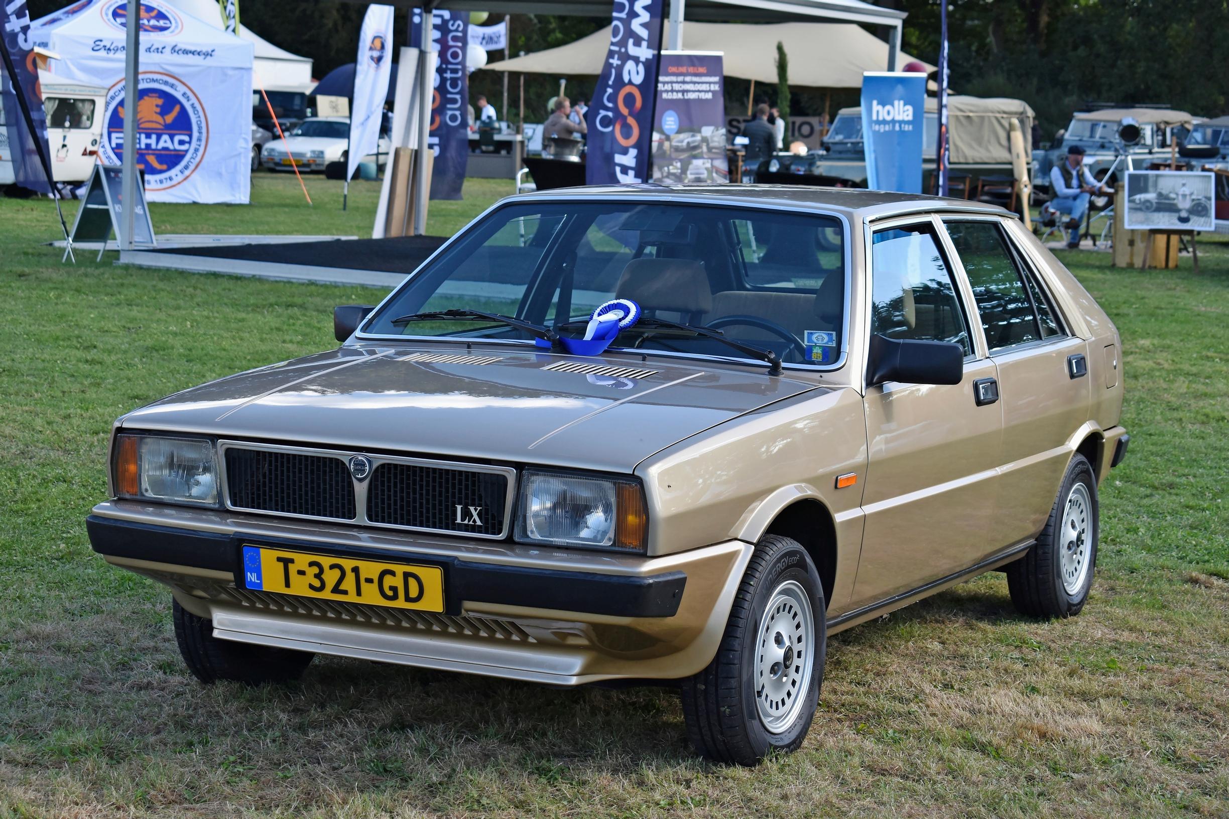 Lancia Deltan perusmalli. Tätä autoa myytiin ruotsissa nimellä Saab 600.