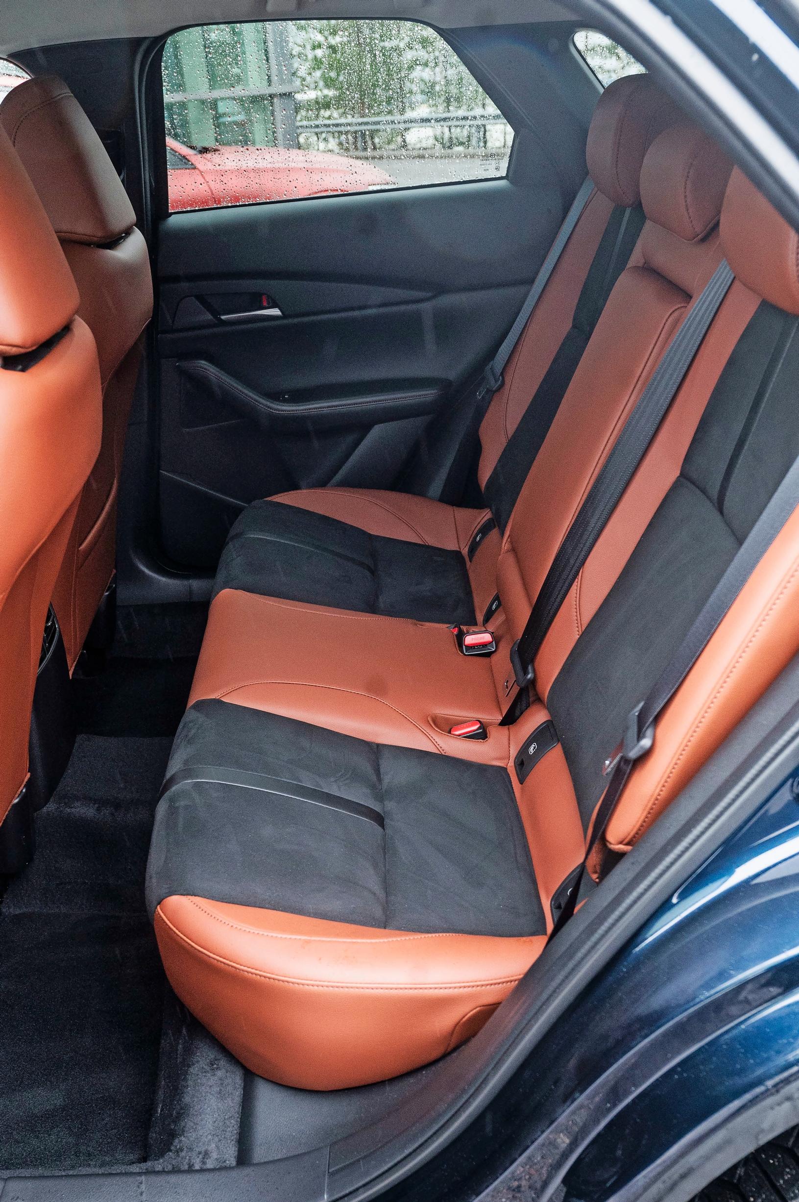 Mazda CX-30 Nagisan taakse kaivataan hiukan lisää polvi- ja päätilaa.