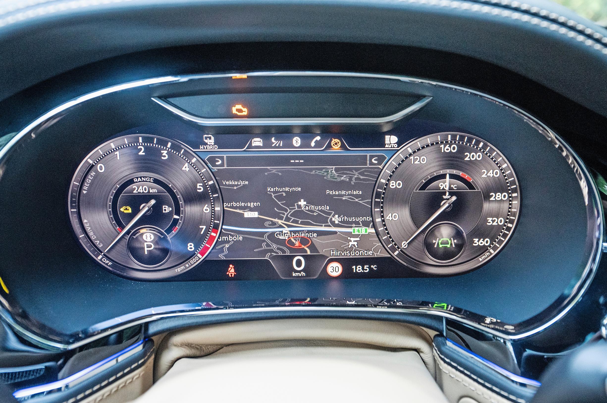 Bentley Flying Spur Hybridin digimittaristo on selkeä, mutta ei aivan uusimpien trendien mukainen.
