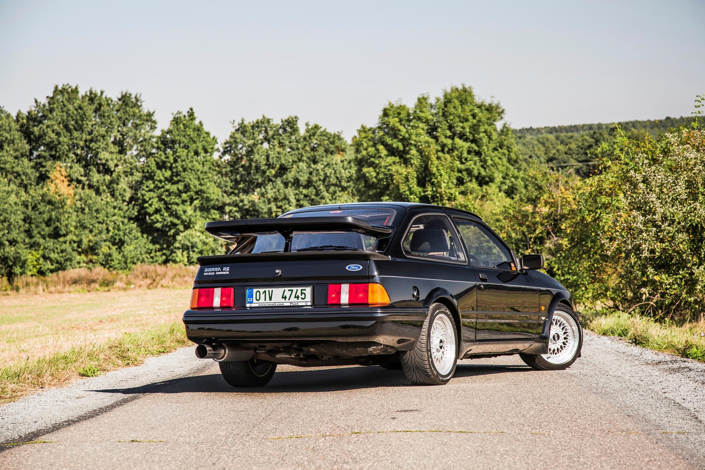 FORD SIERRA. Tässä legendaarisena Cosworth-versiona. Takaspoileri on mallia lintulauta