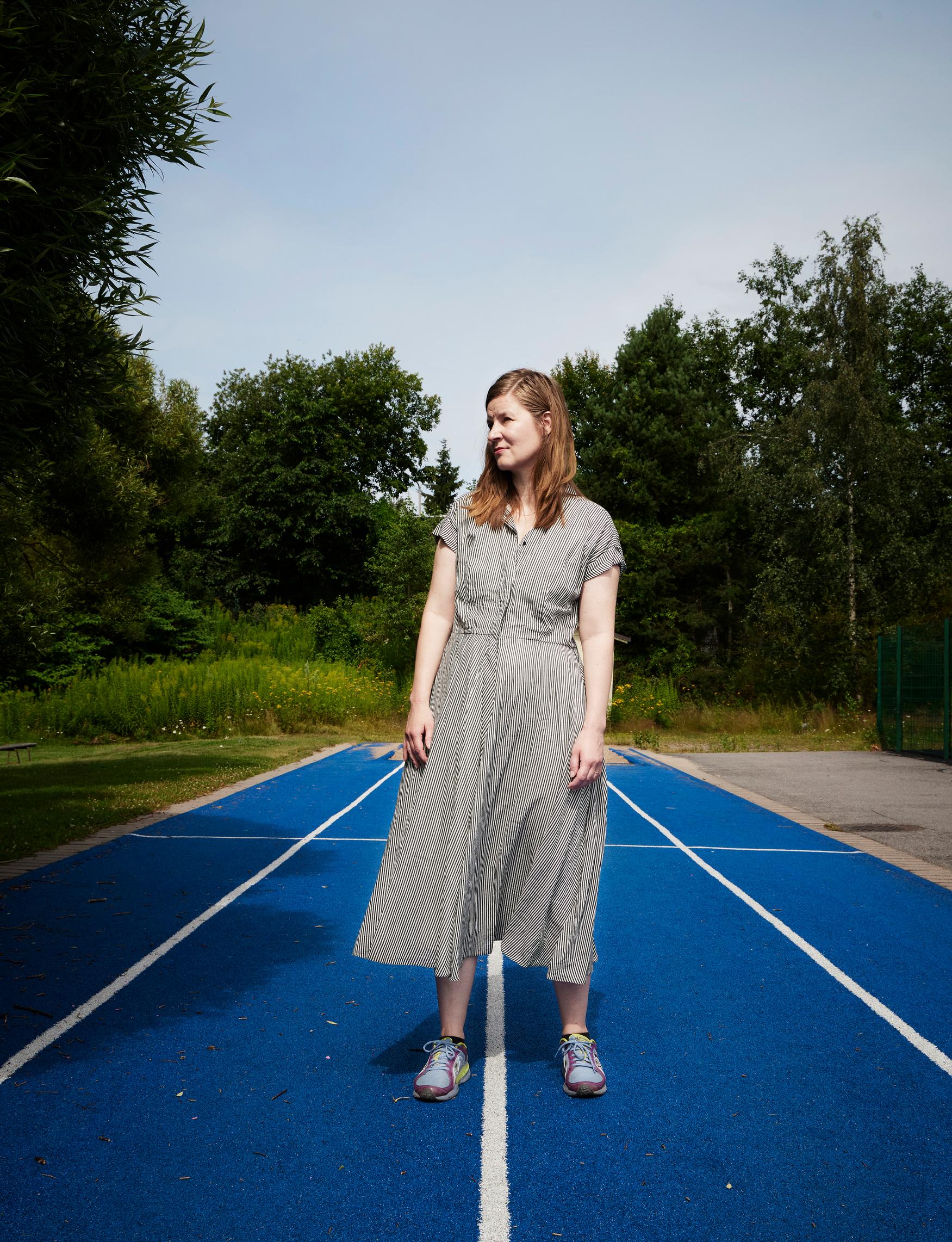 Laura Pörsti (s. 1981) on suomalainen kirjailija ja toimittaja. Hänen kirjansa Antiliikkuja (Gummerus) ilmestyy elokuussa 2025.