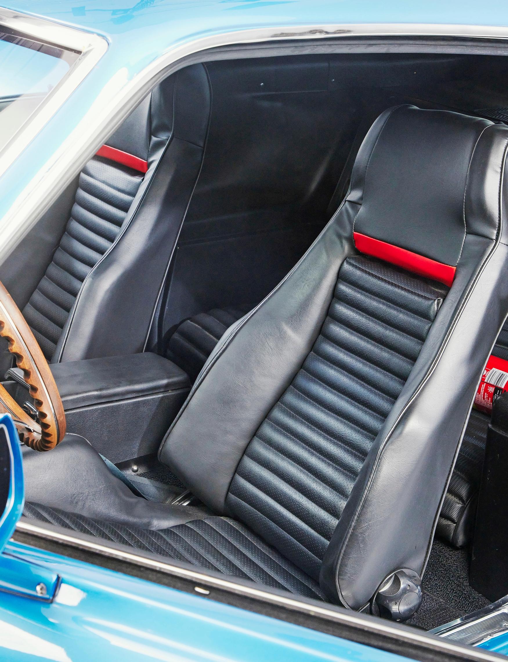 Ford Mustang Fastback Mach 1:n sisustuksessa kaikki on uusittu Mach 1 -teemaa kunnioittaen.