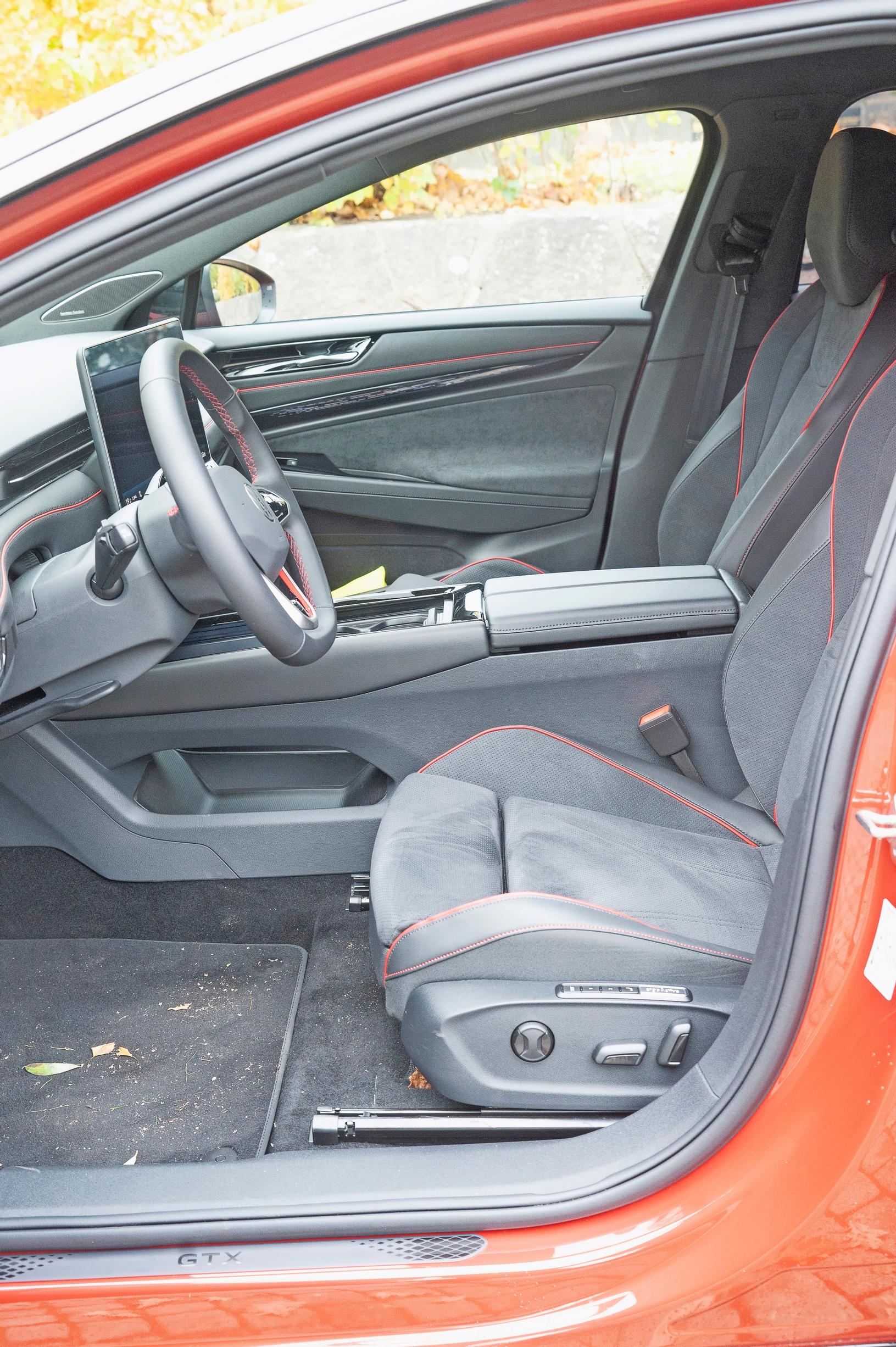 Volkswagen ID.7 Tourerin etuistuimet ovat erittäin miellyttävät.