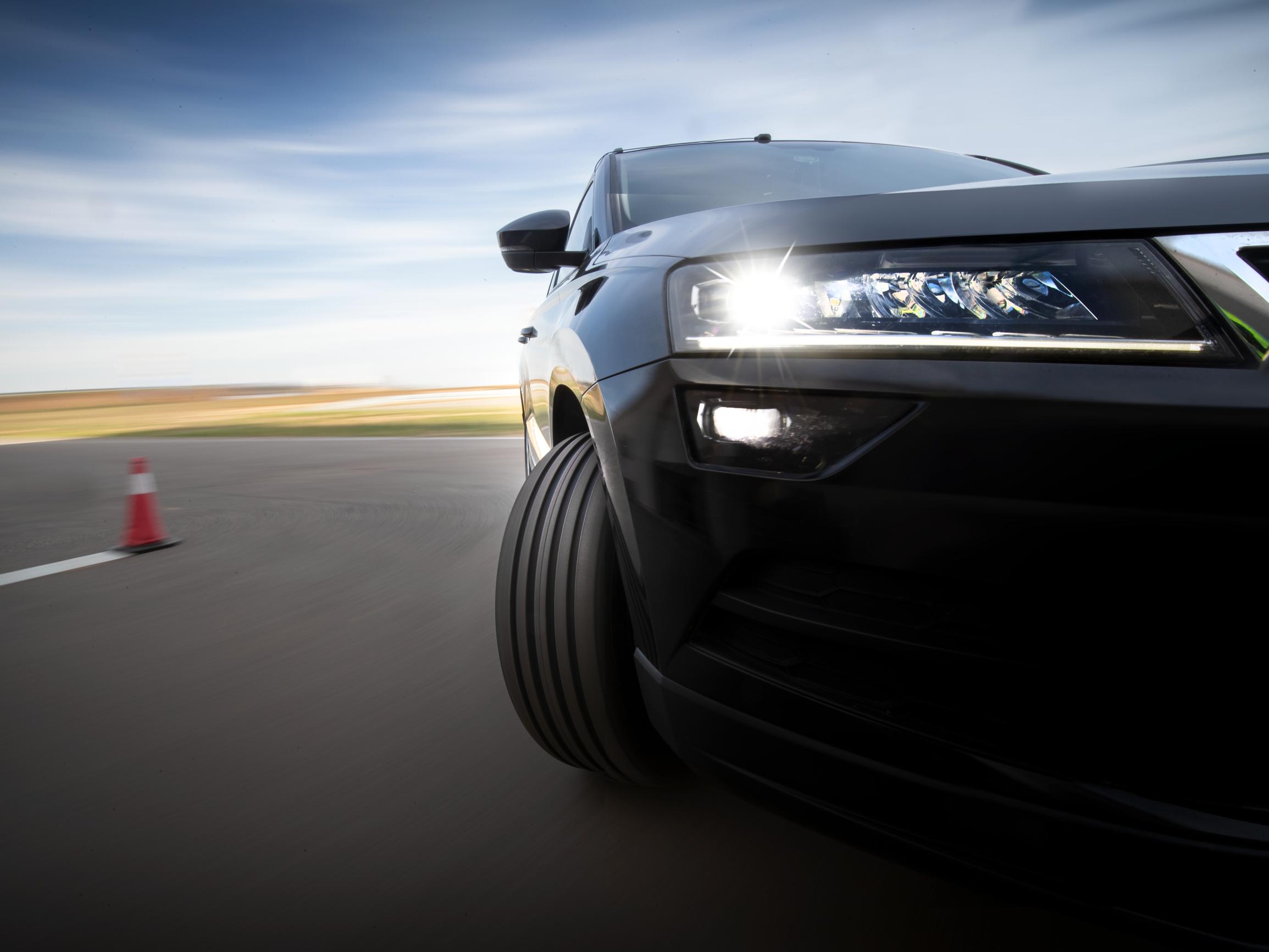 Tuulilasin vertailussa 2024 kesärenkaat 215/55 R17 – Voittaja herättää luottamusta yllättävissä ajotilanteissa