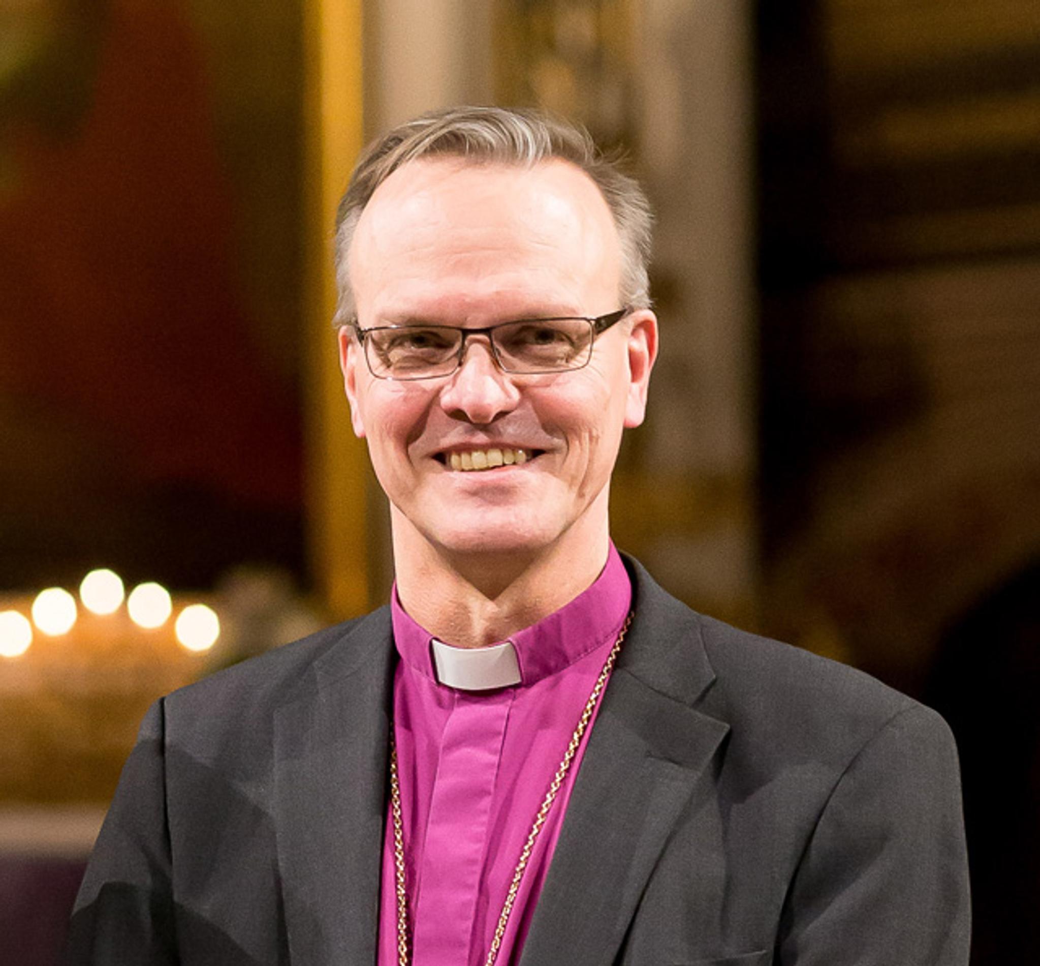Uusi arkkipiispa Tapio Luoma laulaa tangoa karaokessa | Apu