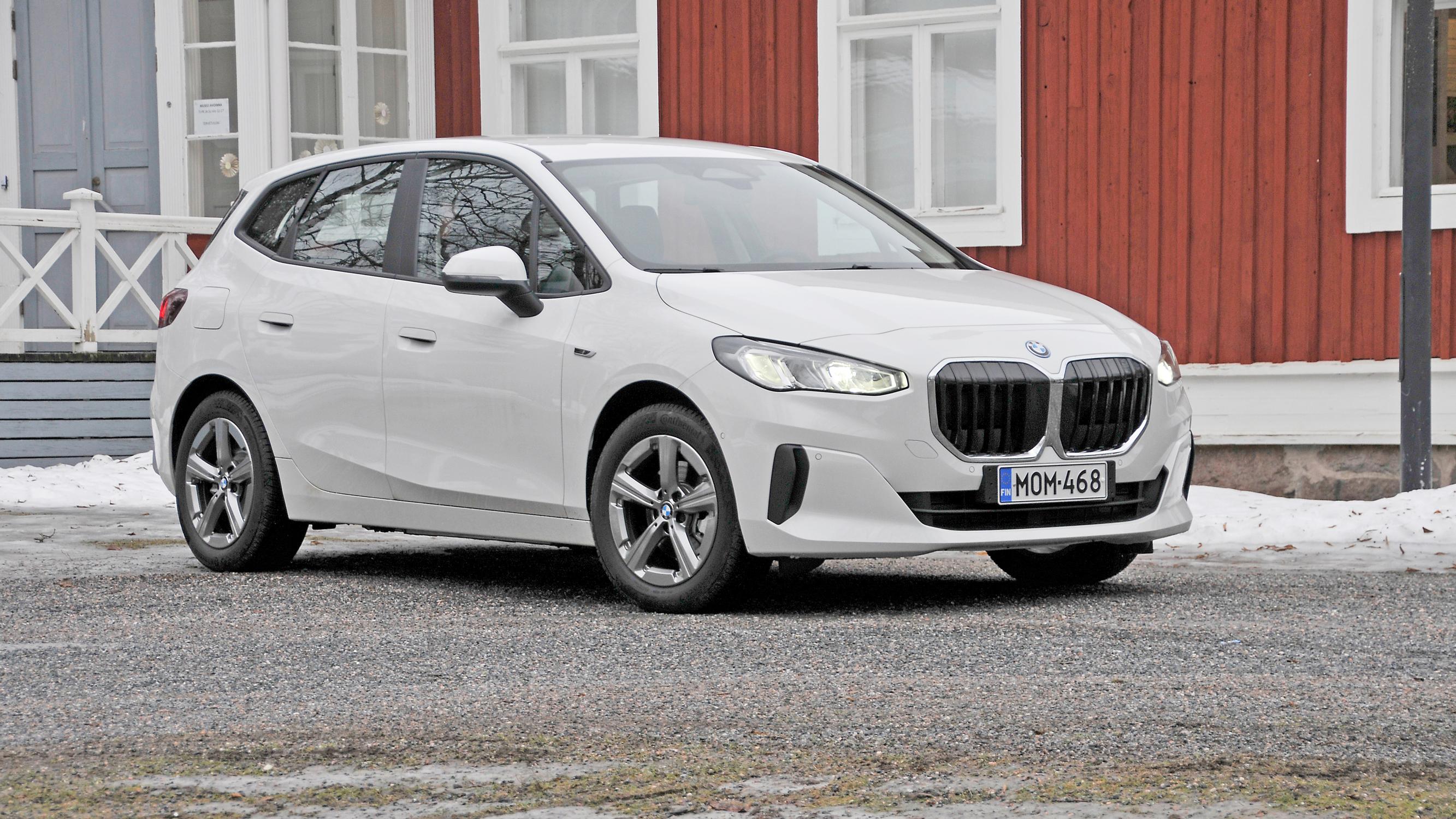 BMW 225e Active Tourer xDrive Charged Edition – Harvinaisen onnistunut toteutus