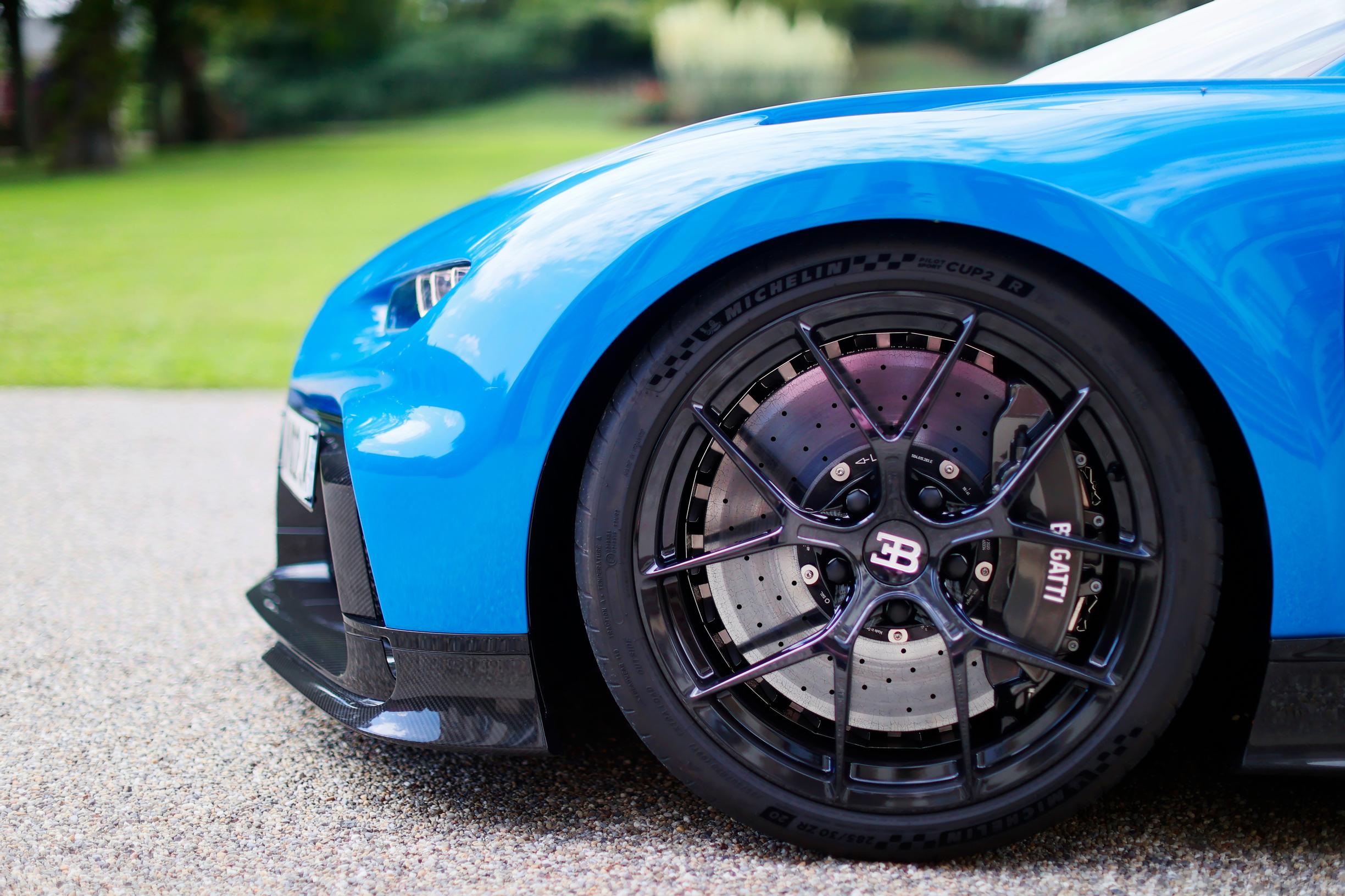 Bugatti Chiron Pur Sportin vanteet ovat magnesiumia.