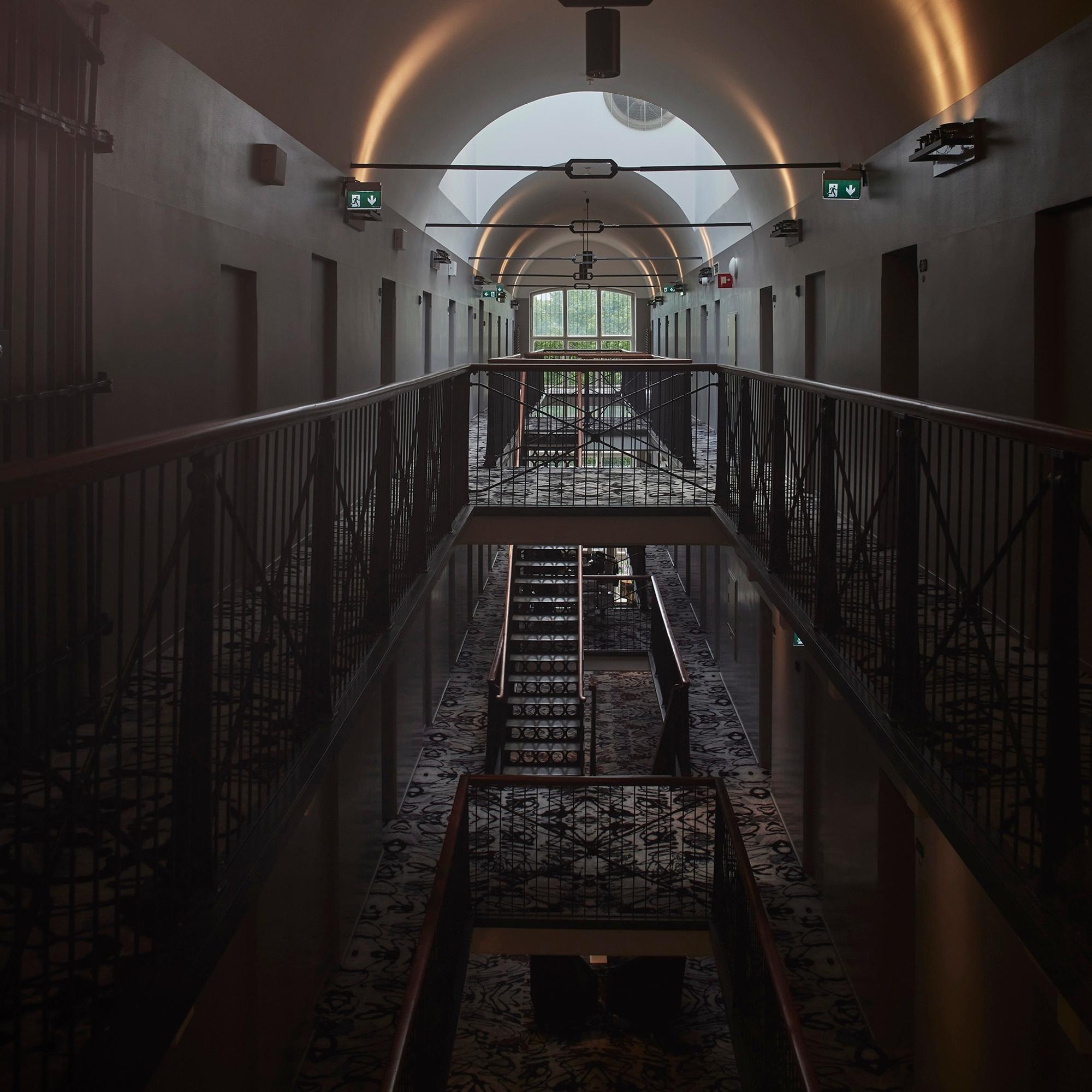 Katajanokan vankilaan avatussa hotellissa kamerat tallentavat outoja hahmoja – Kulkeeko Risto Ryti yhä vanhassa sellissään?