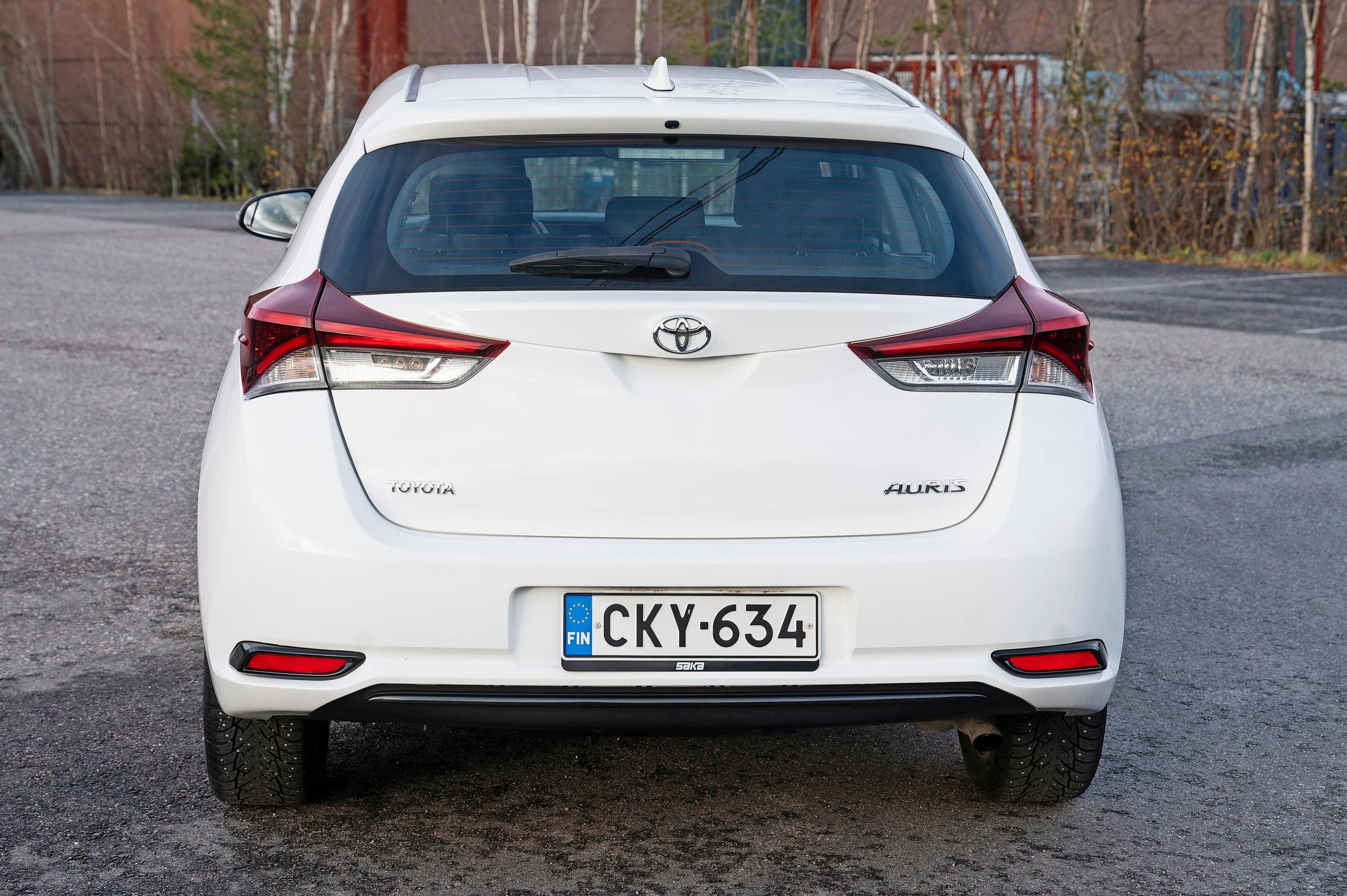 Toyota Auriksen takaikkuna ei ole koolla pilattu. Niinpä peruuttaessa saa olla tarkkana.