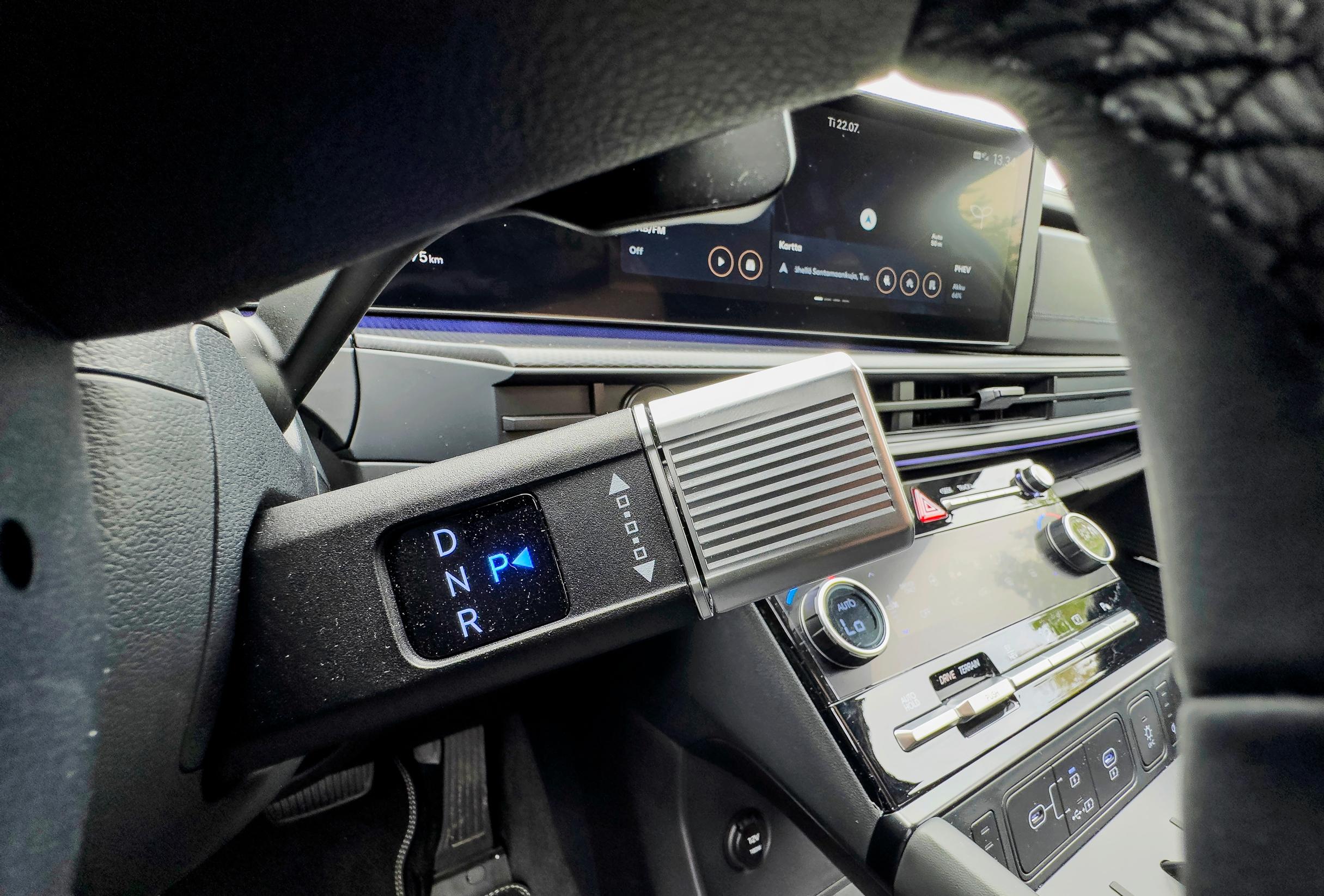 Hyundai Santa Fen vaihdekeppi, eli oikeammin suunnanvaihdin, toimii kiertämällä.