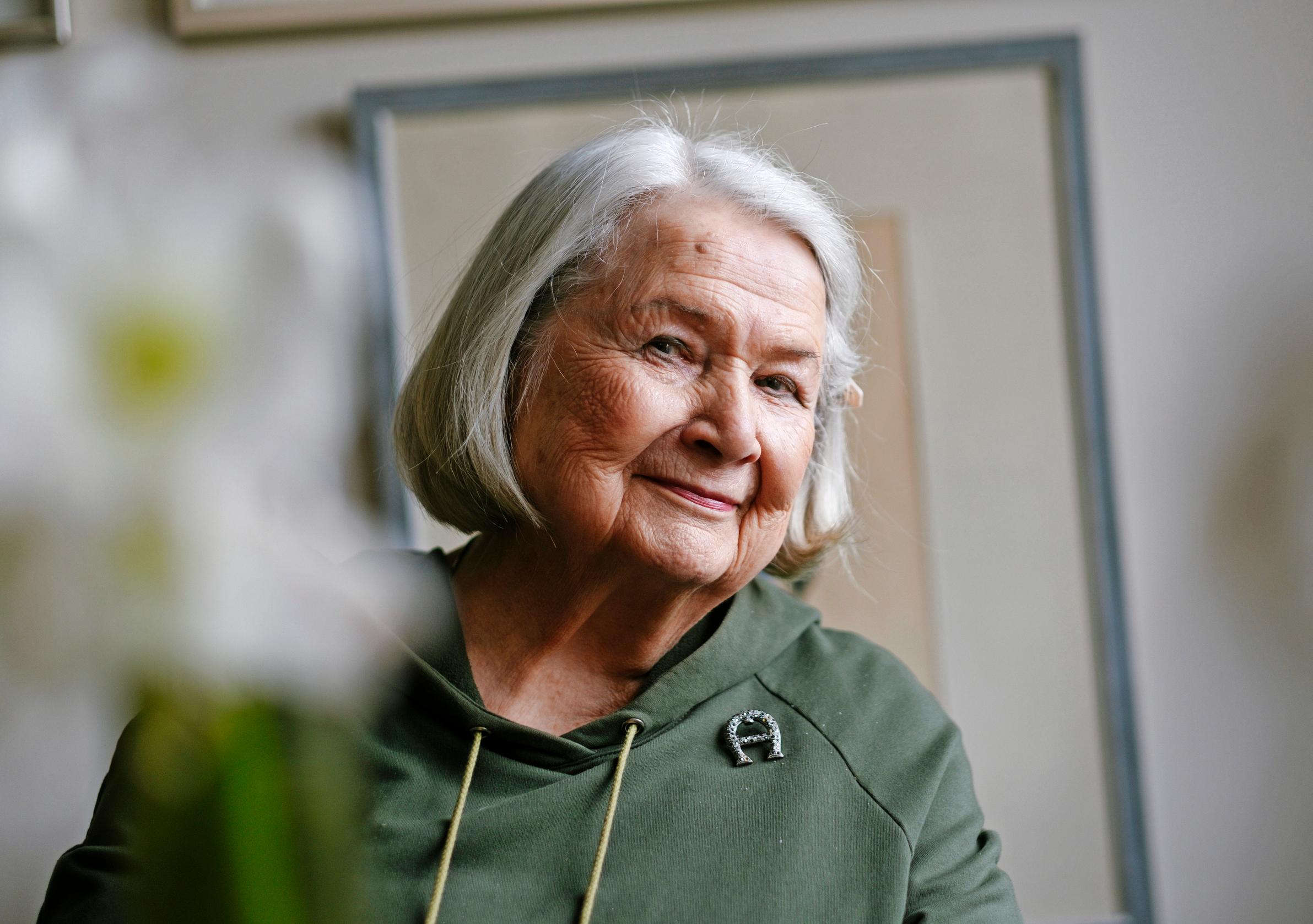 Anja Pohjola, 94, tunnistetaan yhä Hyvistä herroista – ”Ohjelma oli aika rasistinen ja sovinistinen, mutta sitä oli hauska tehdä” 