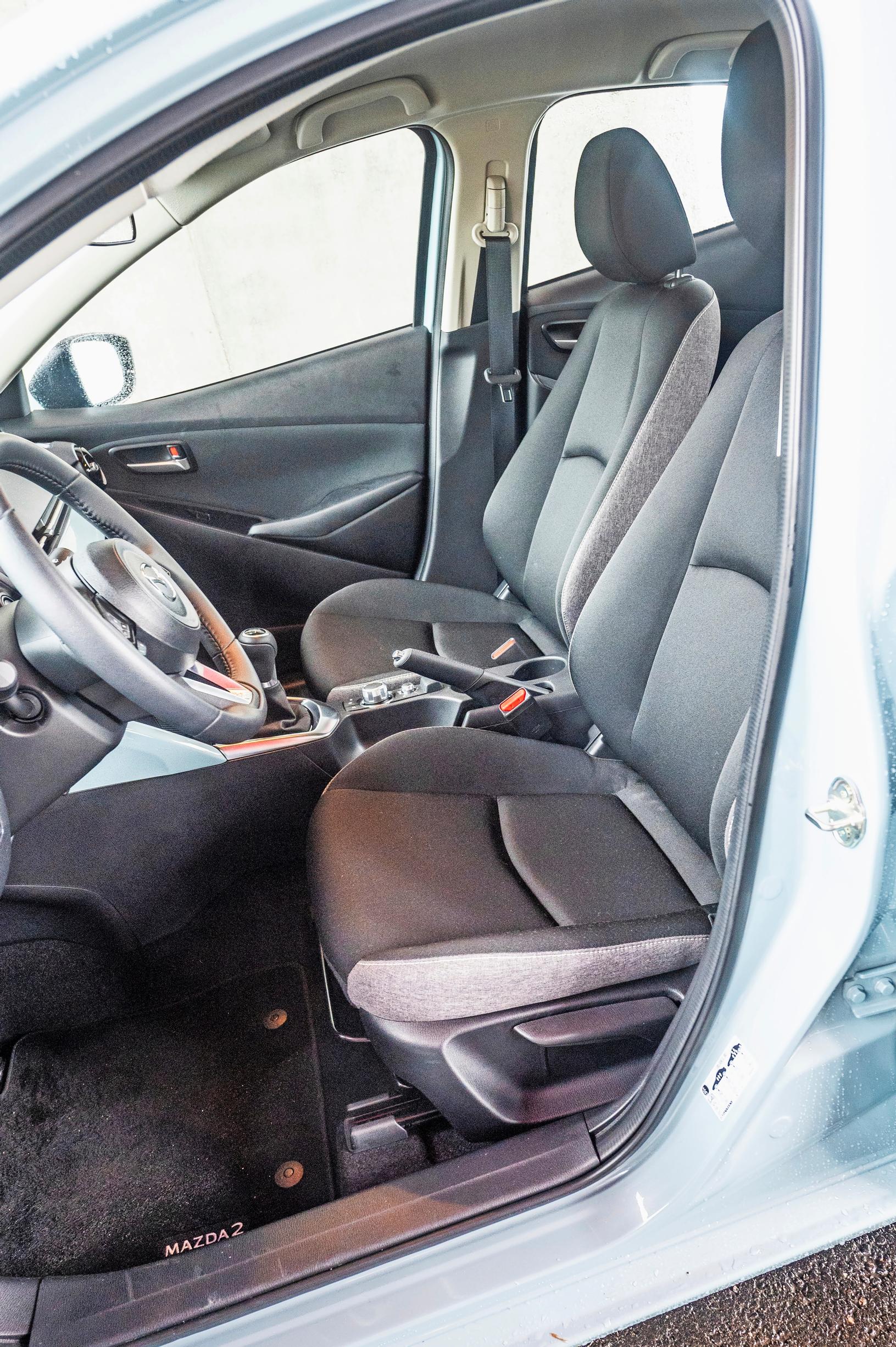 Mazda 2:n etupenkit ovat yllättävän tukevat ja tilavat.