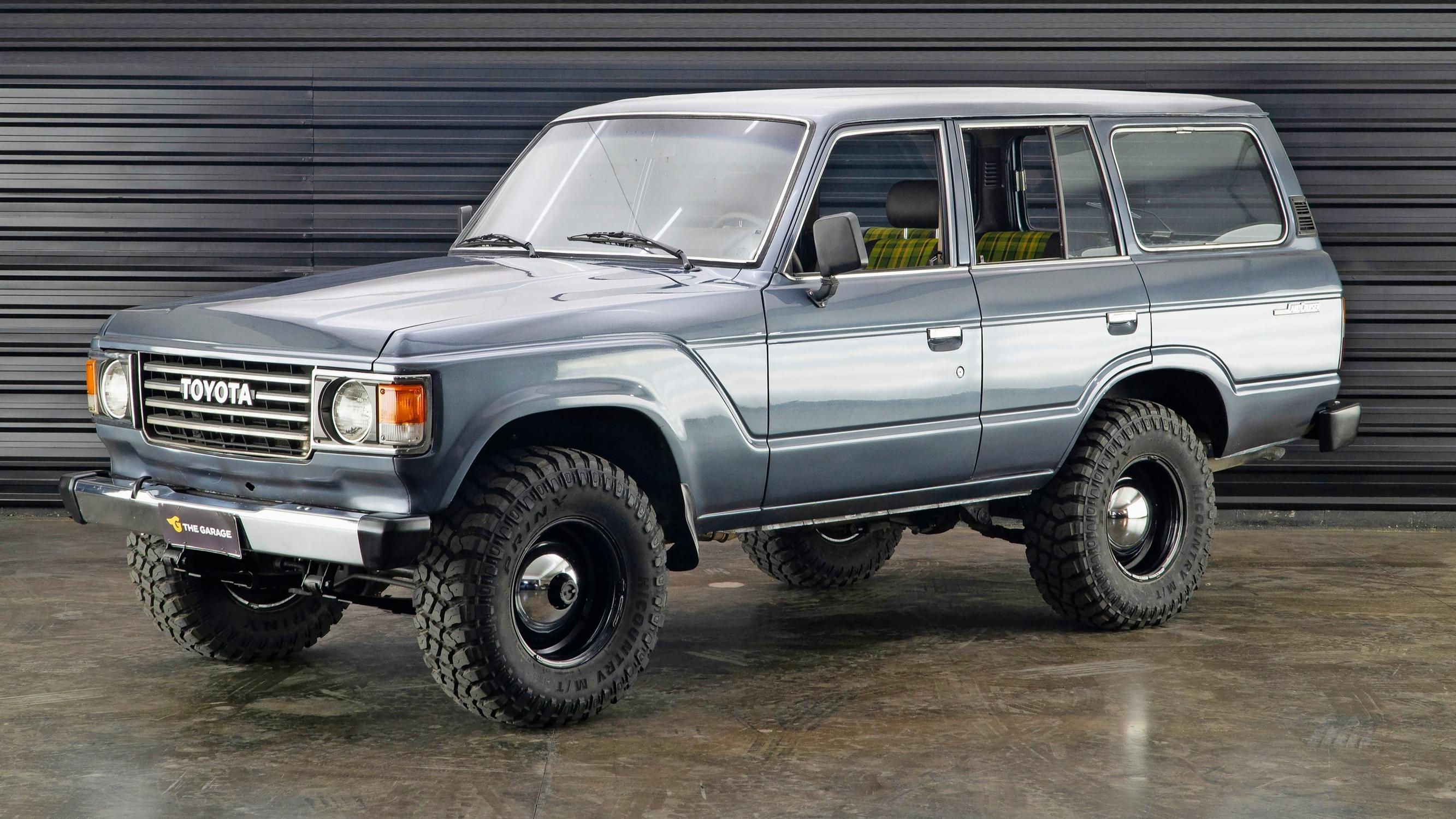 Toyota Land Cruiser | Nykyiset Cruiserit ovat paperitähtiä tähän 1980-luvun HJ60-sarjan autoon verrattuna. Umpirautaa koko rahalla.