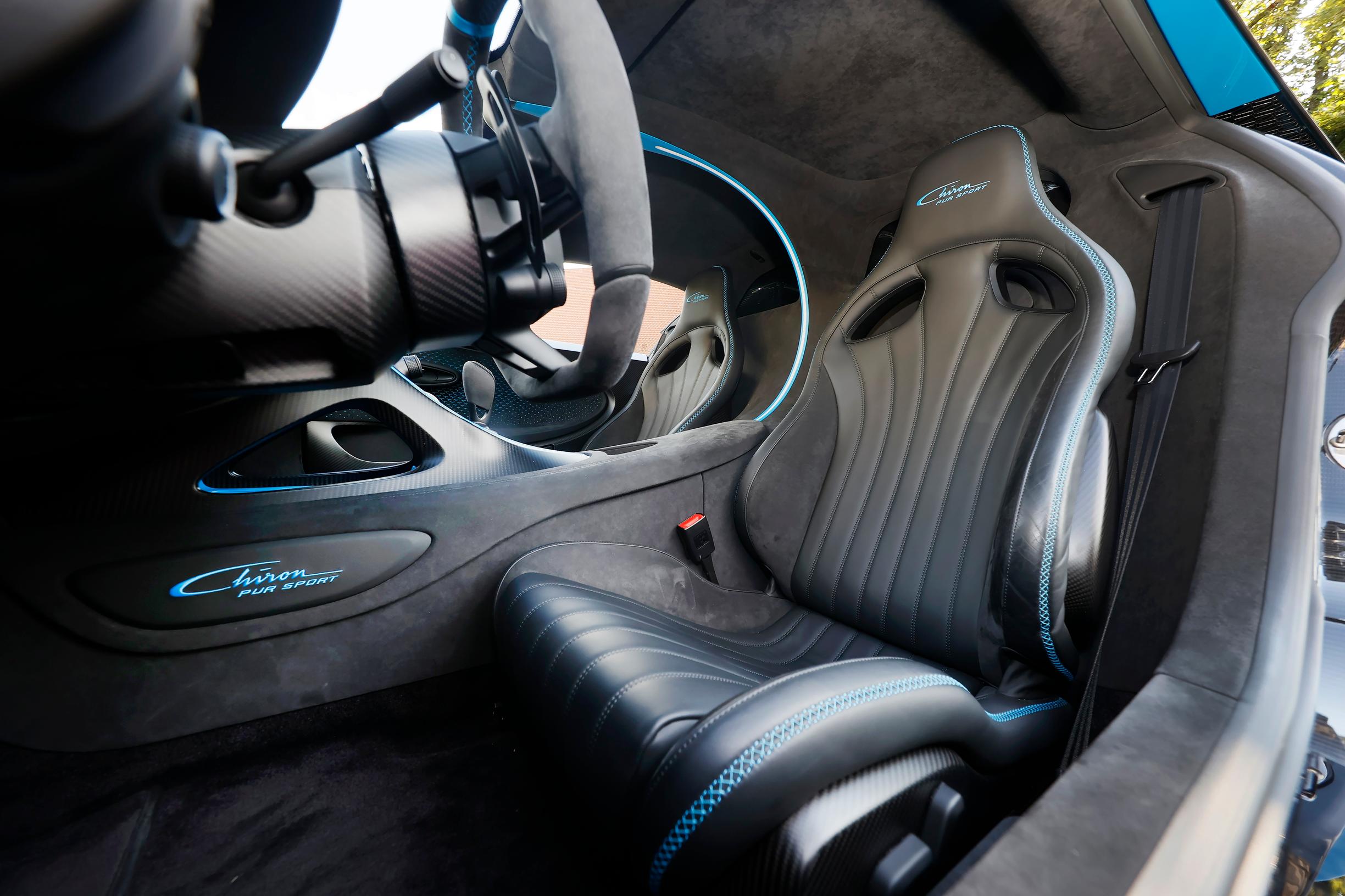 Bugatti Chiron Pur Sportin ohjaamon hallitsevat materiaalit ovat hiilikuitu ja alcantara.