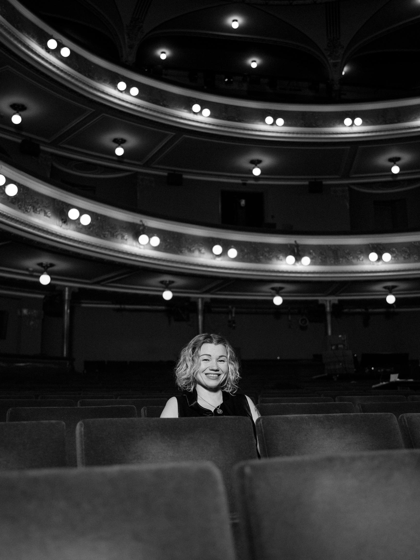 Kuiskaajan katse: Irene Taurisen tehtävä on saada toiset näkymään paremmin – "Kuulostan varmaan joltain Shakespearelta, mutta minulle näyttämö on perhe"
