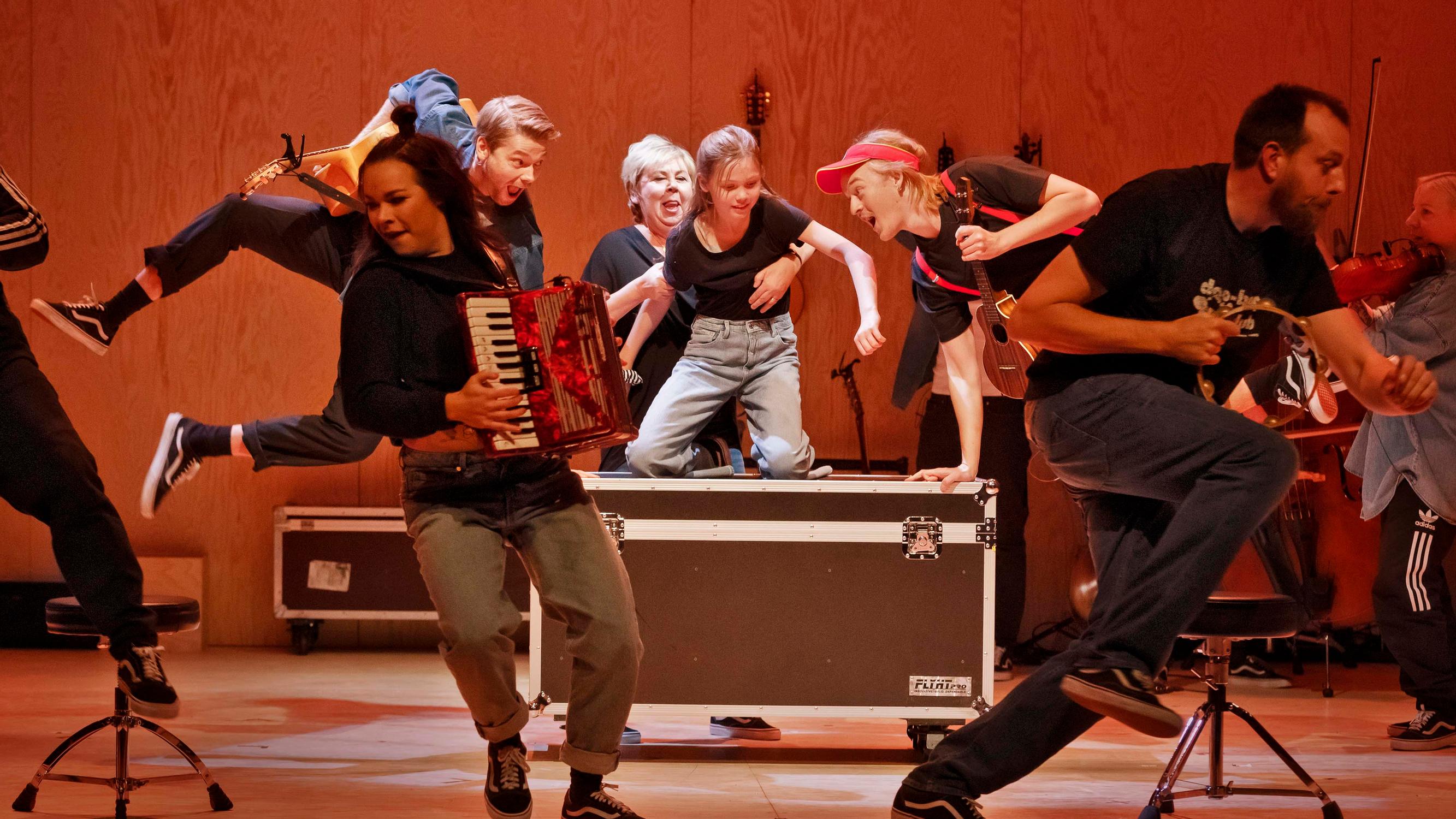 Once tempaa ummikotkin mukaansa – Lilla Teaternin musikaali tuo valoa syksyyn
