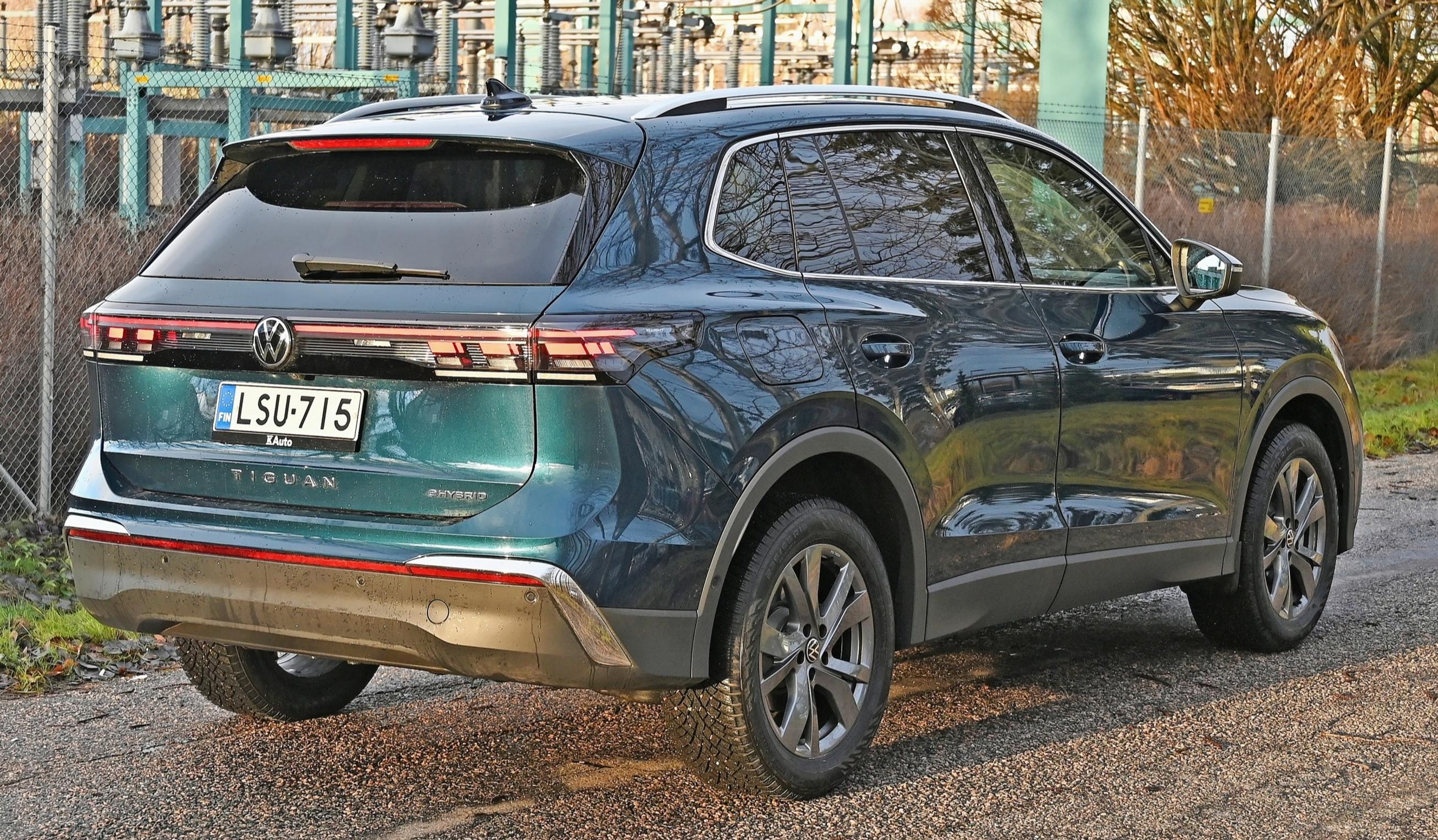 Volkswagen Tiguan Elegance 75-v. Juhlamalli eHybrid Tuulilasin koeajossa