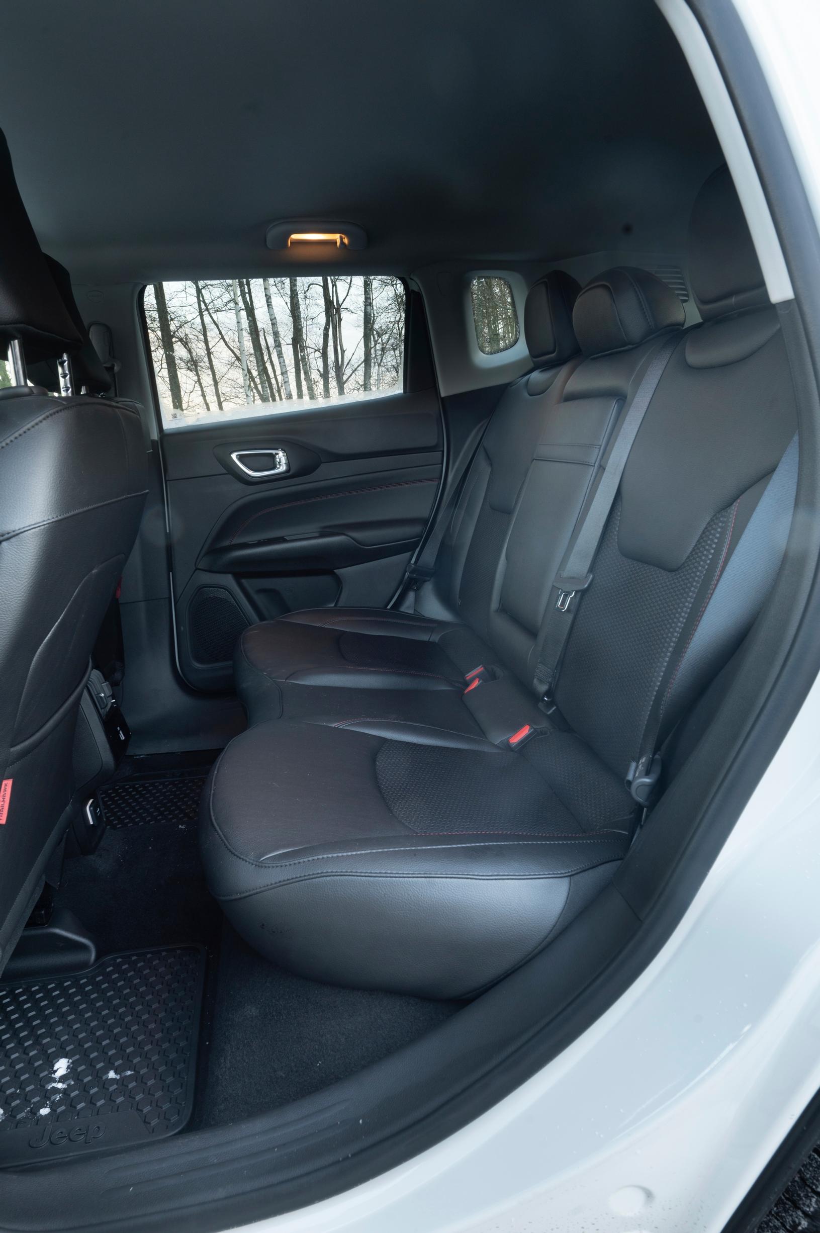 Jeep Compass PHEV 4xe Trailhawk takapenkki.