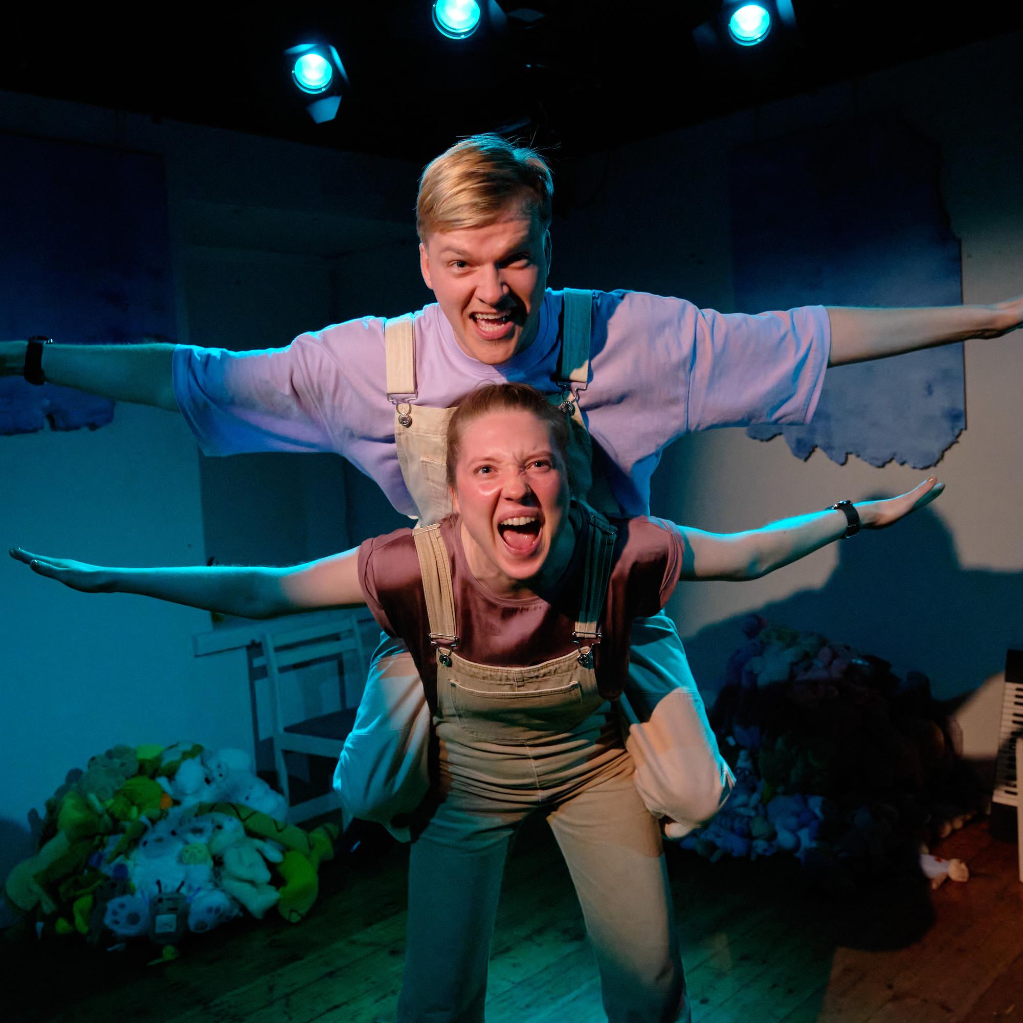 Buzz ja minä – Teatteri Jurkassa nähdään menestyjiä ja kateellisia kakkosia