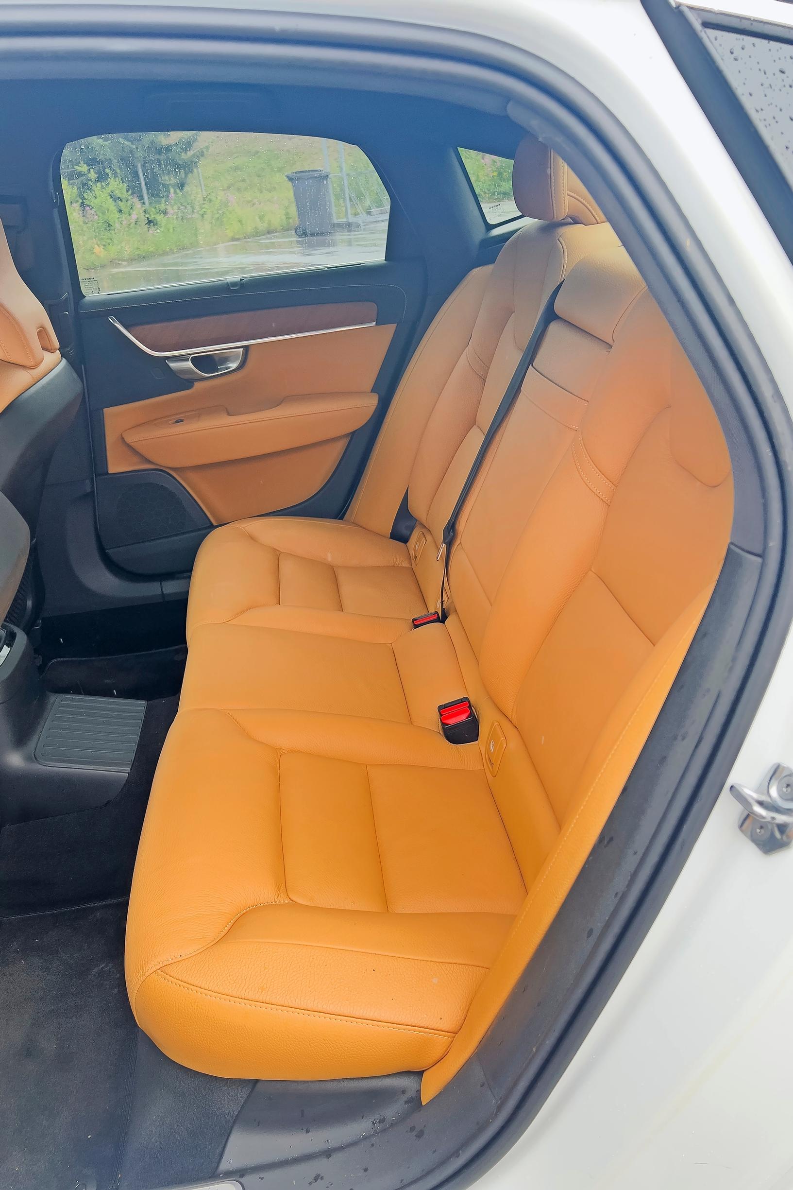 Volvo S90:n takaistuin on ihan järkyttävän tilava.