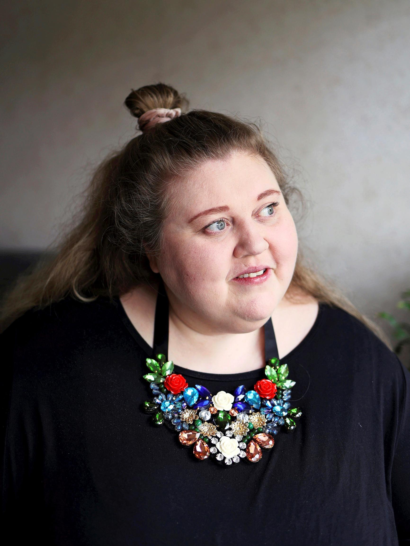 Suomalaistaiteilija Iiu Susirajan näyttely avautuu tänään New Yorkin MoMAssa, mutta itse hän ei sitä halua nähdä