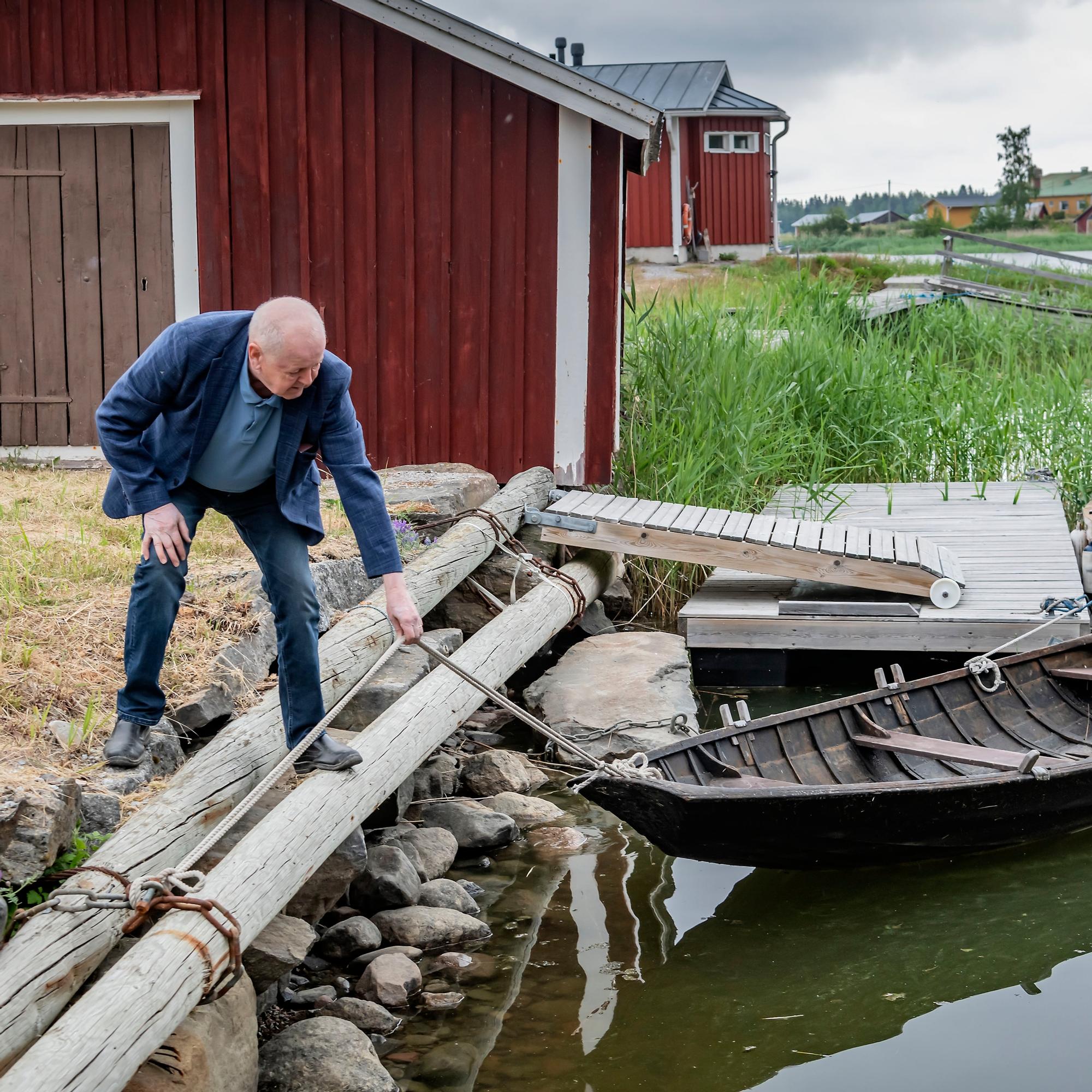 Kirjailija Antti Tuurin vihreä siirtymä: ”Jos kerran sähköä taivaalta ilmaiseksi saa, miksi sitä pitäisi ostaa?”