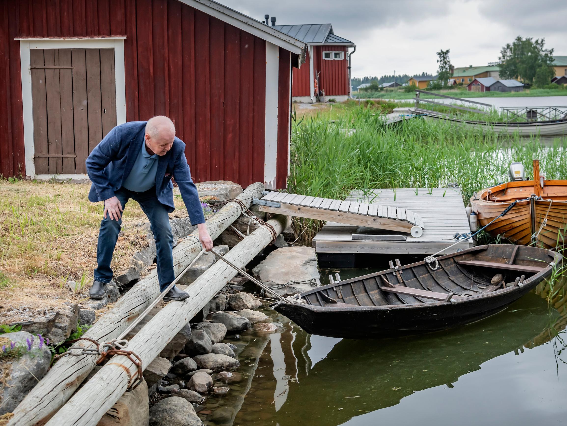 Kirjailija Antti Tuurin vihreä siirtymä: ”Jos kerran sähköä taivaalta ilmaiseksi saa, miksi sitä pitäisi ostaa?”