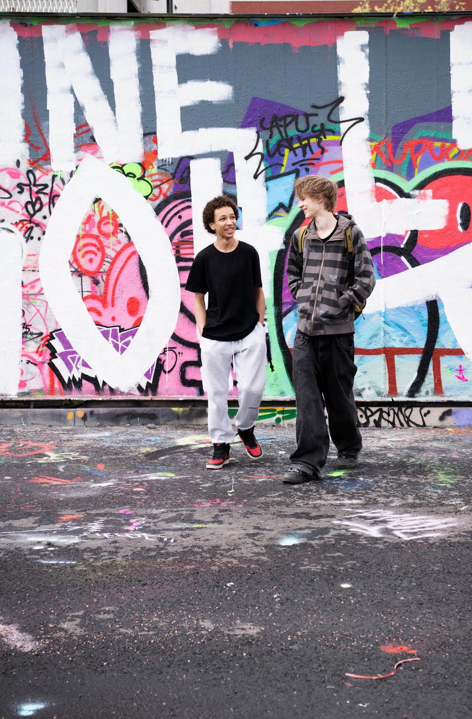 Naisviha on väärin. Toivo Mahlamäki ja Jade Liede tekivät kouluun sukupuolten tasa-arvoa käsittelevän esityksen, johon Mahlamäki maalasi myös graffitin. Graffitikulttuurissa toisen päälle saa maalata, joten Mahlamäenkin graffiti peittyi jo parin päivän kuluttua.