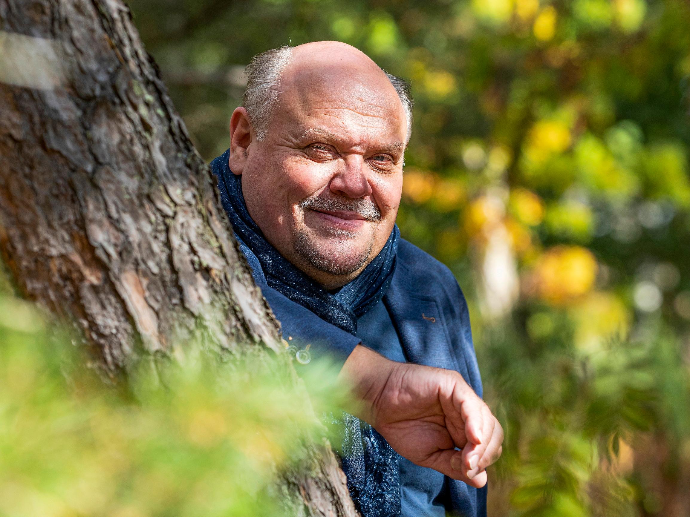 Näyttelijä Hannu-Pekka Björkman inspiroituu matkoista outojen asioiden perässä: "Kun innostun jostakin maasta, tahdon saada sen kerralla haltuun"