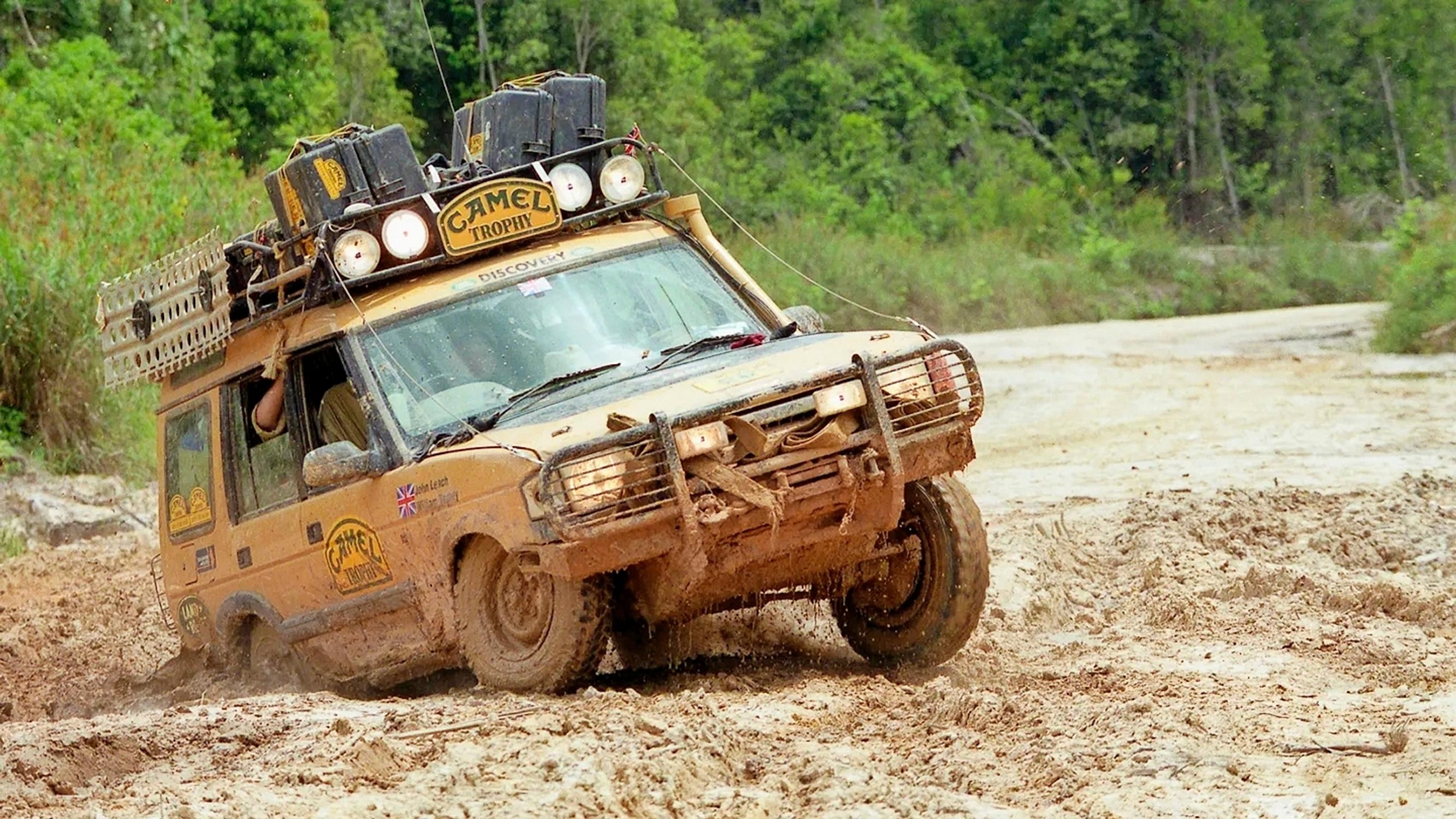 Land Rover Defenderin moni mieltää kaikista kovimmaksi maasturiksi ja sellaiseksi työkaluksi, jolla voi mennä lähes minne vain. Ja tottahan se on, mutta... Suurin osa Camel Trophyistä suoritettiin kuitenkin Discoilla; se sai luvan olla työjuhtana peräti kahdeksan kertaa seikkailuille Etelä- ja Keski-Amerikassa, Kaakkois-Aasian viidakoissa, Afrikassa ja jopa Venäjällä sekä Mongoliassa.