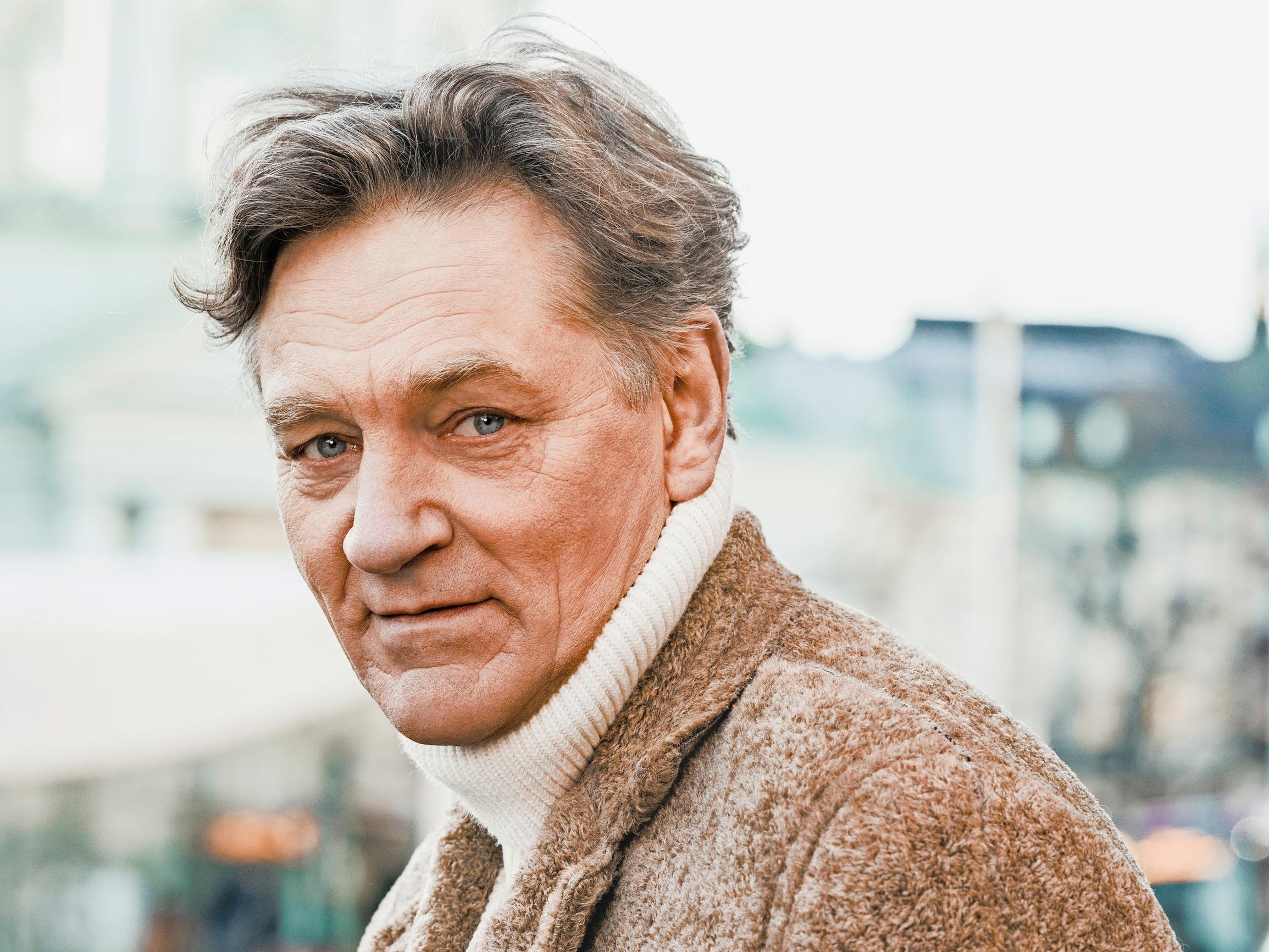 Elokuvarooli juutalaisia pelastavana Abraham Stillerinä sai Ville Virtasen miettimään omaa menneisyyttään: ”Rakkaus ja väkivalta eivät mahdu samaan huoneeseen – valitsin rakkauden”