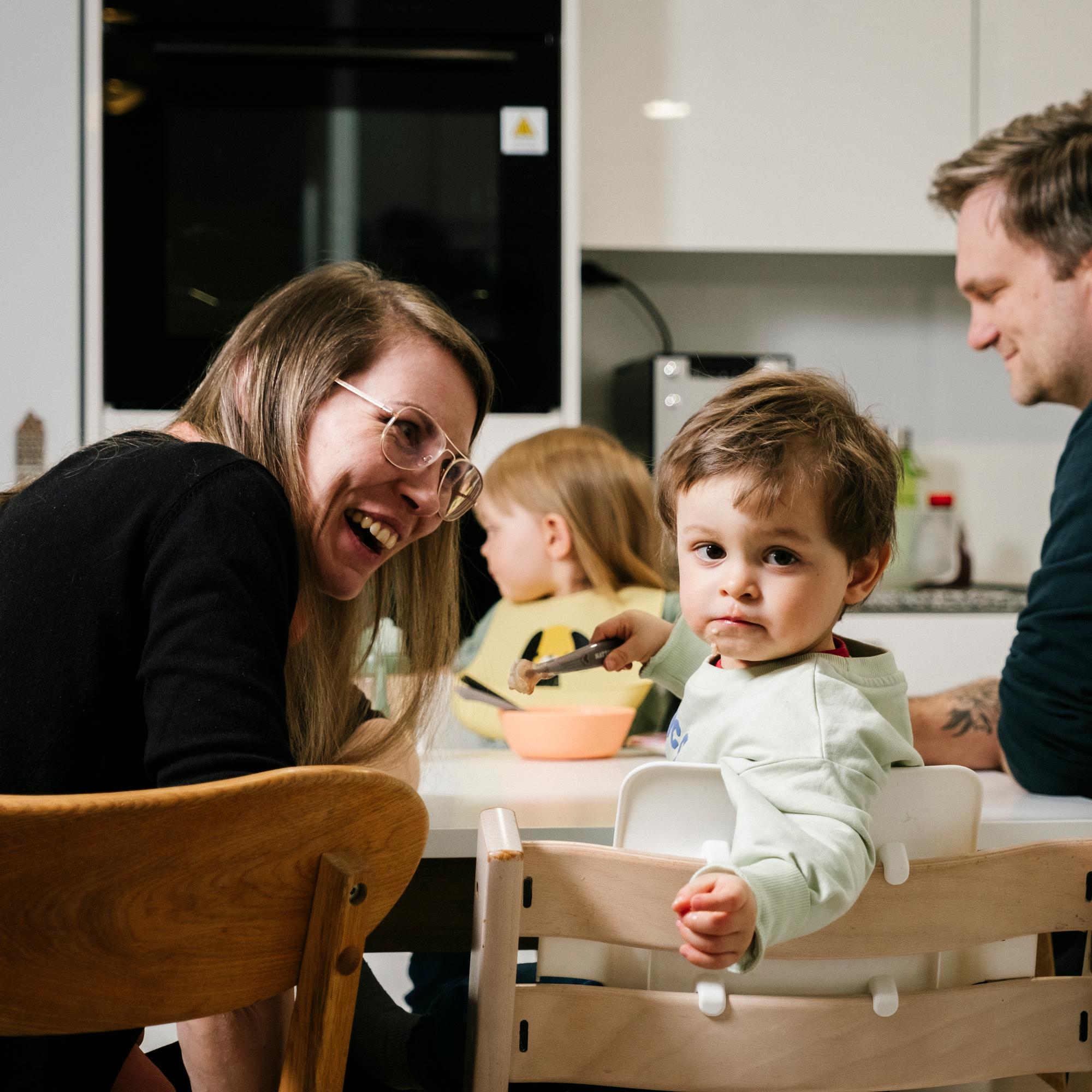 Olli ja MS-tautia sairastava Annika eivät saaneet mistään apua raskautumiseen – Lopulta heille syntyi lähes samaan aikaan kaksi lasta, toinen sijaissynnytyksellä Kolumbiassa