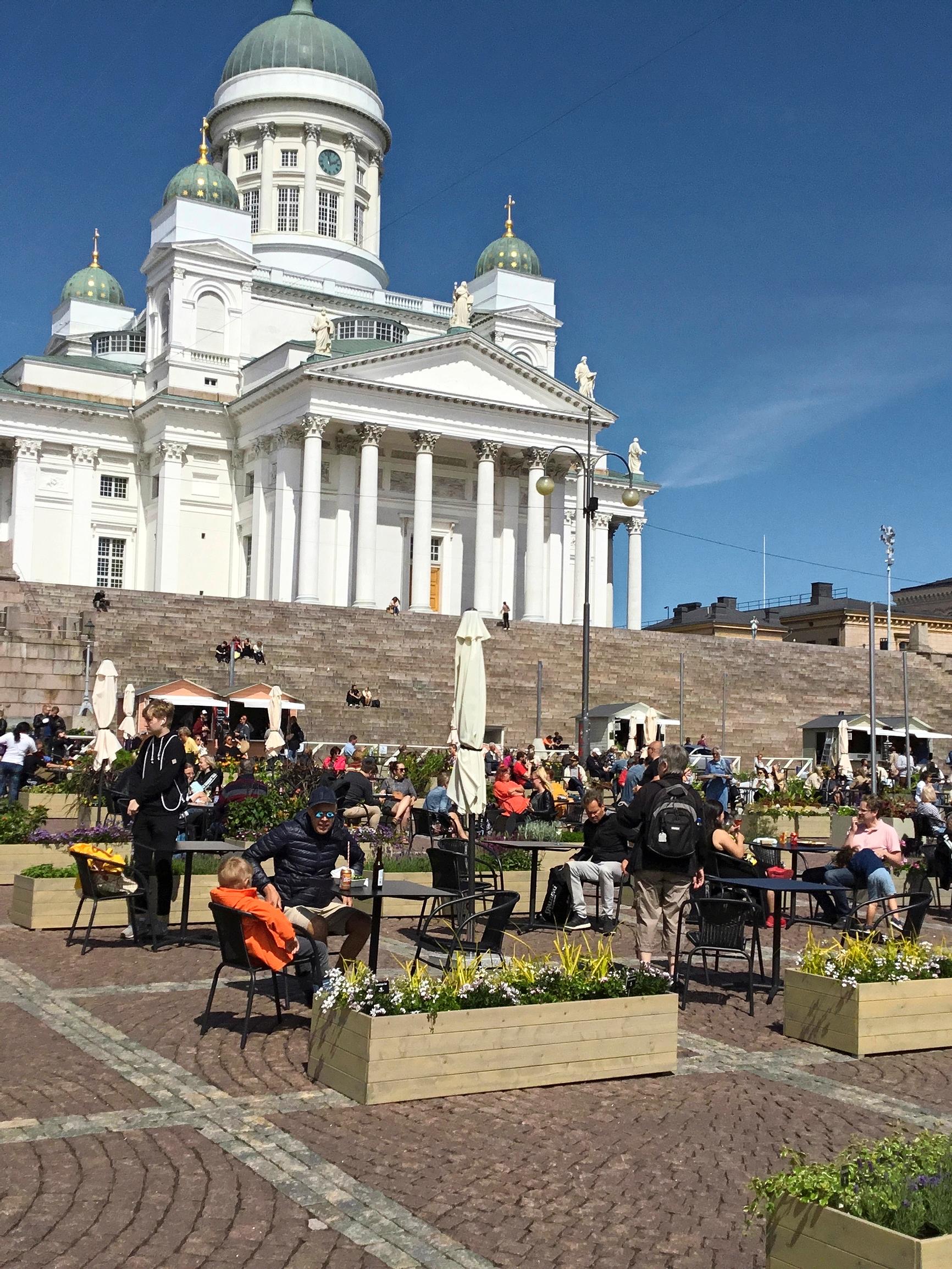 Jättiterassi avattiin Helsingin Senaatintorille Tuomiokirkon eteen – Miten turvavälit? – "Joskus asiakkaiden jonottaessa saattaa syntyä pientä tungosta"