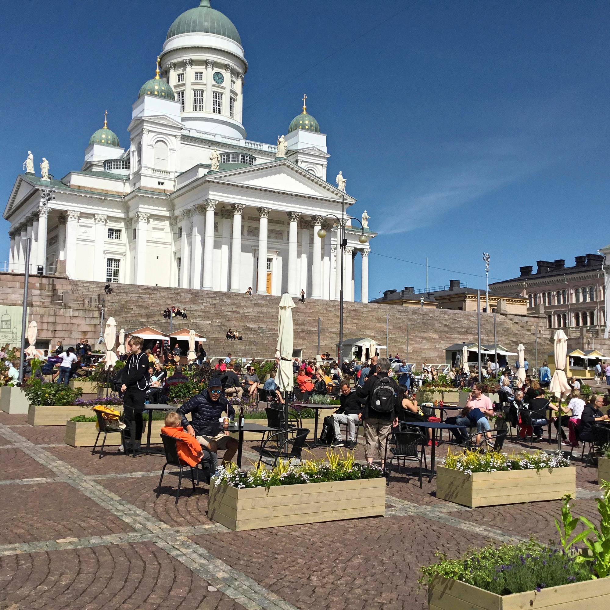 Jättiterassi avattiin Helsingin Senaatintorille Tuomiokirkon eteen – Miten turvavälit? – "Joskus asiakkaiden jonottaessa saattaa syntyä pientä tungosta"