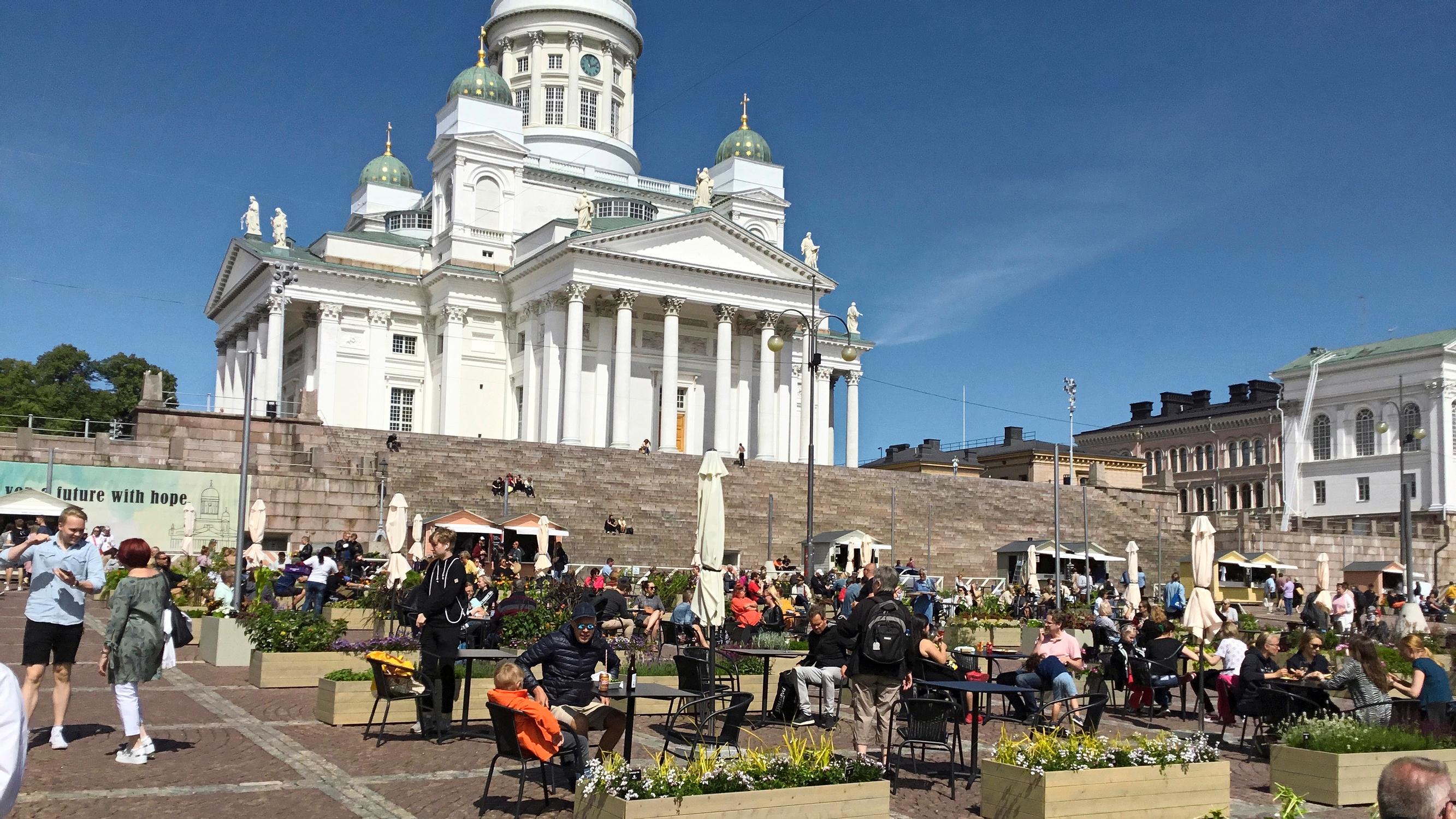 Jättiterassi avattiin Helsingin Senaatintorille Tuomiokirkon eteen – Miten turvavälit? – "Joskus asiakkaiden jonottaessa saattaa syntyä pientä tungosta"
