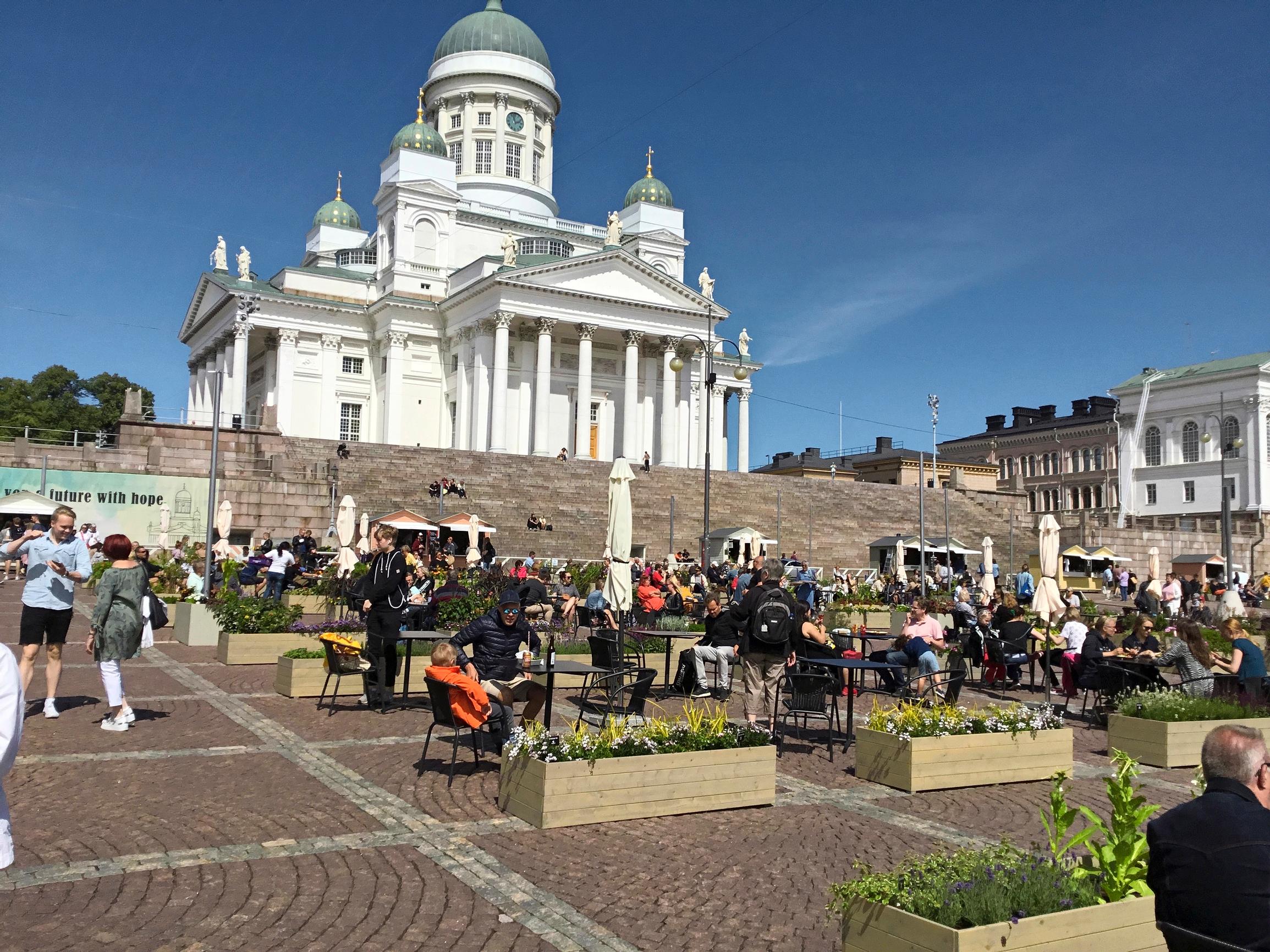 Jättiterassi avattiin Helsingin Senaatintorille Tuomiokirkon eteen – Miten turvavälit? – "Joskus asiakkaiden jonottaessa saattaa syntyä pientä tungosta"