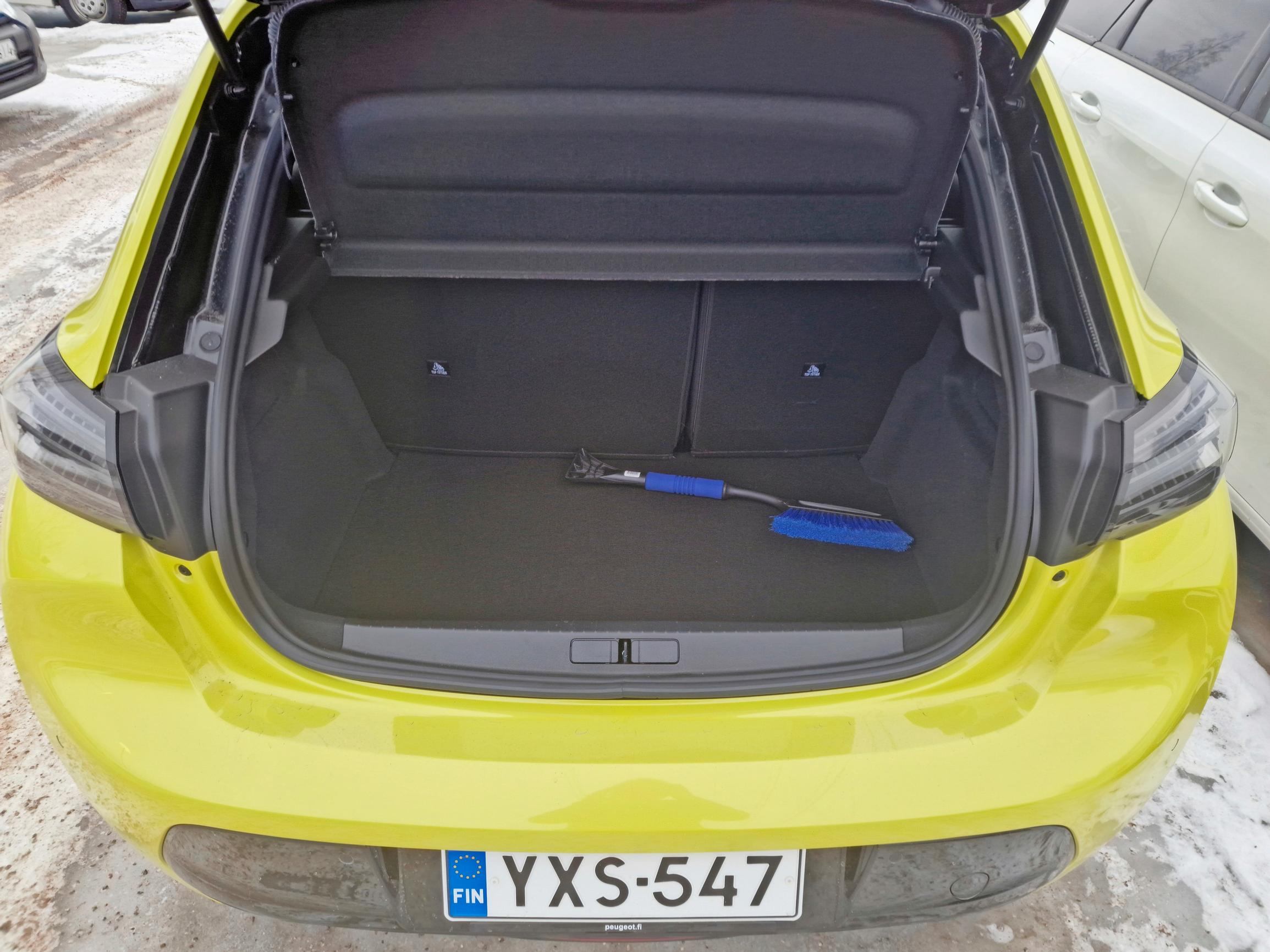 Peugeot e-208:n tavaratilaa verottaa sähkötekniikka. Bensamalleissa sitä löytyy 352 litraa, tässä vain 309.
