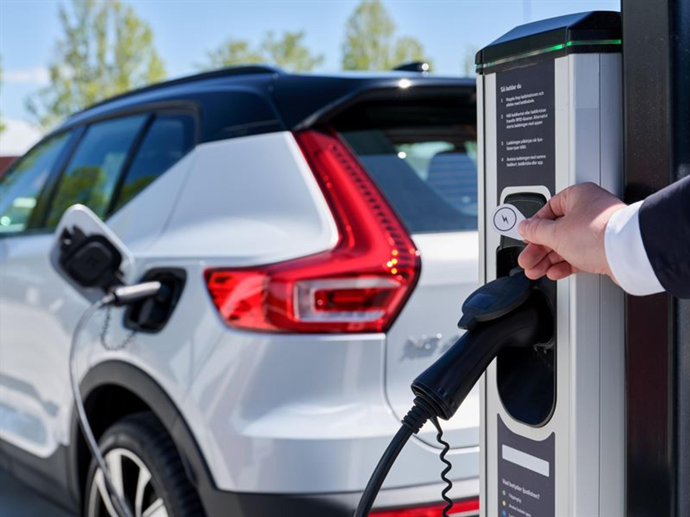 Autoliitto kehuu hallitusta: ”Oikeansuuntaisia päätöksiä autoilijoille”