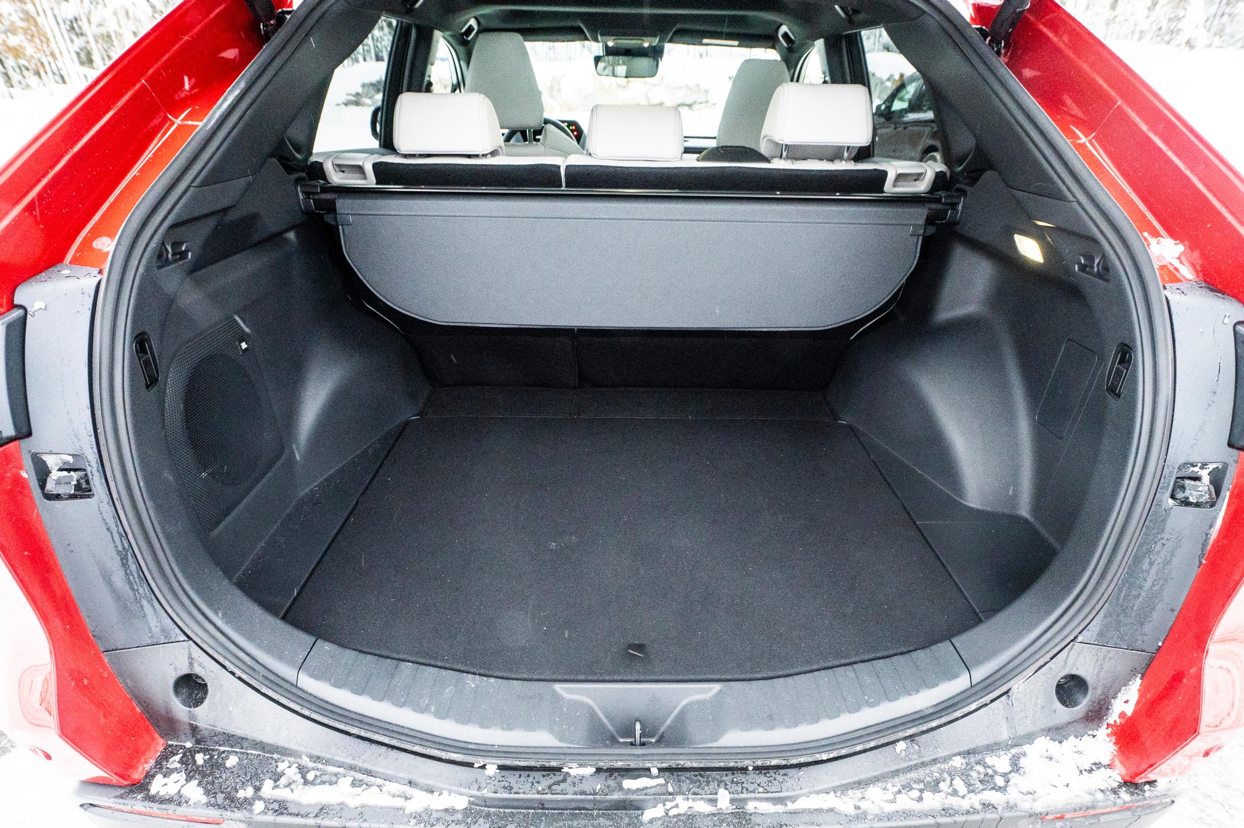 Toyota bZ4X Premium AWD tavaratila
