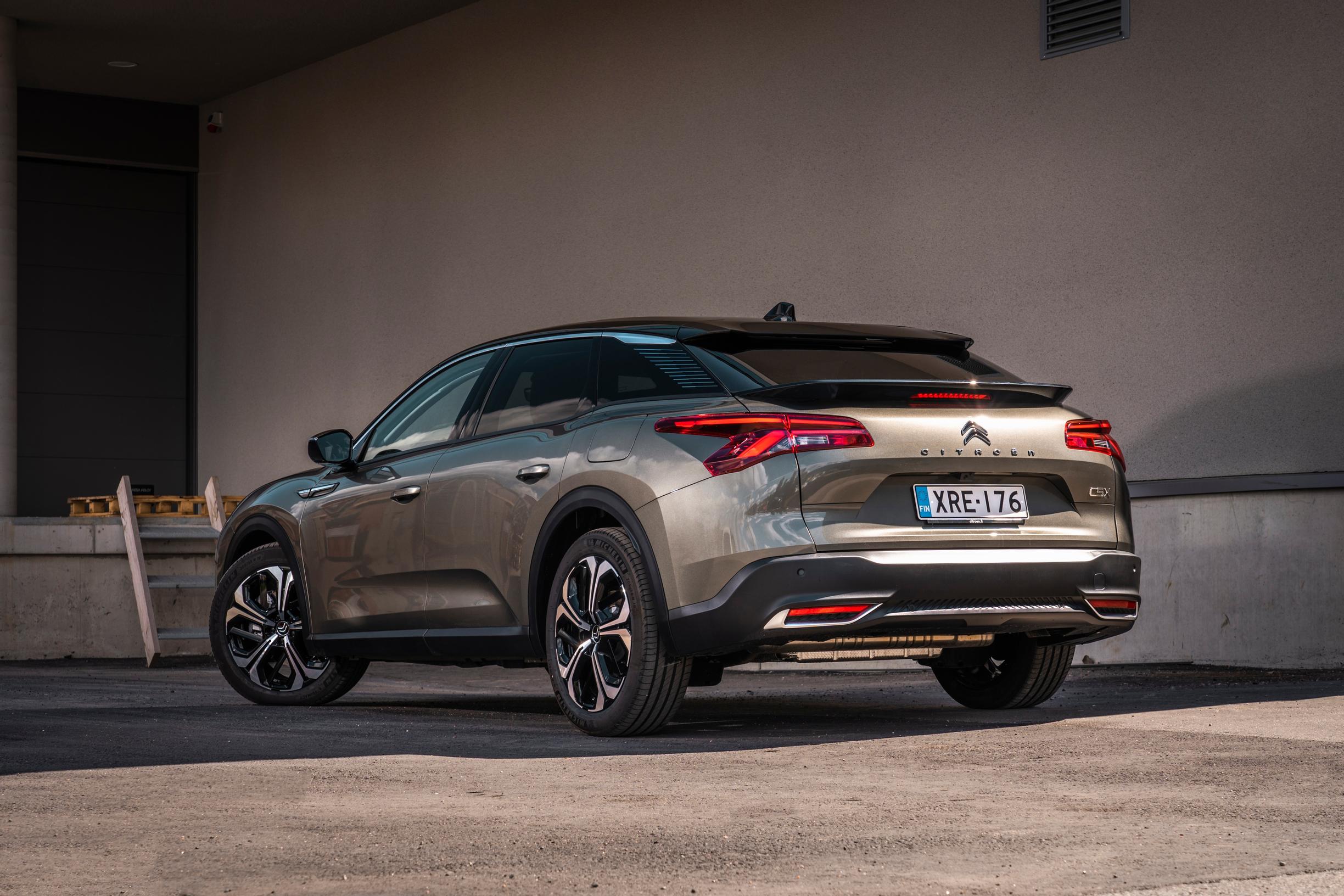 Citroën C5 X Plug-in Hybrid 225 ëEAT8 takaa