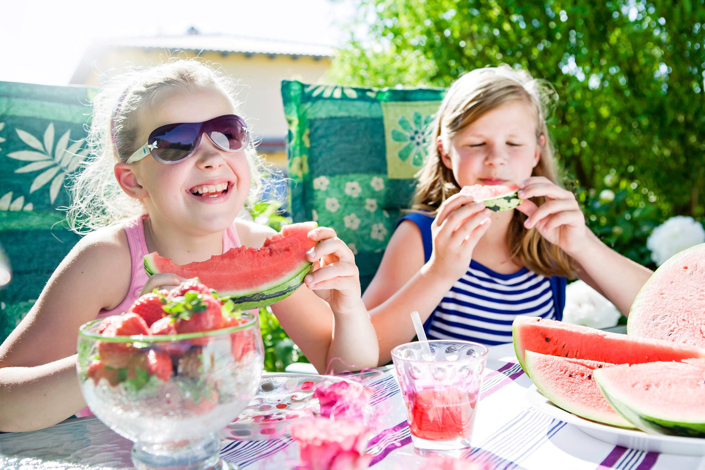 Valitse kesäherkutteluun vähäsokerisia herkkuja