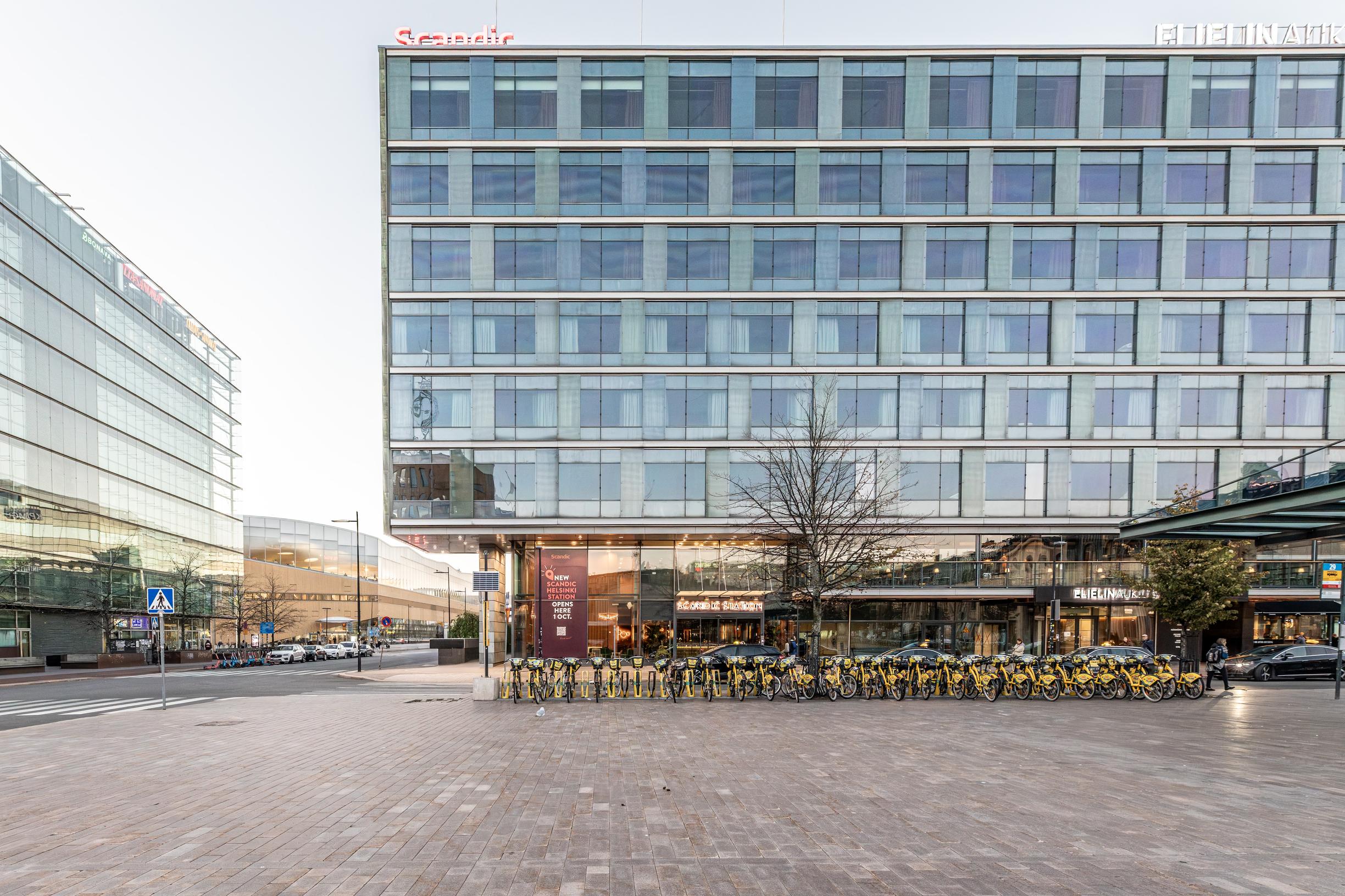 Scandic Helsinki Station -hotelli Elielinaukion laidalla. Taustalla näkyy Oodi-kirjasto.