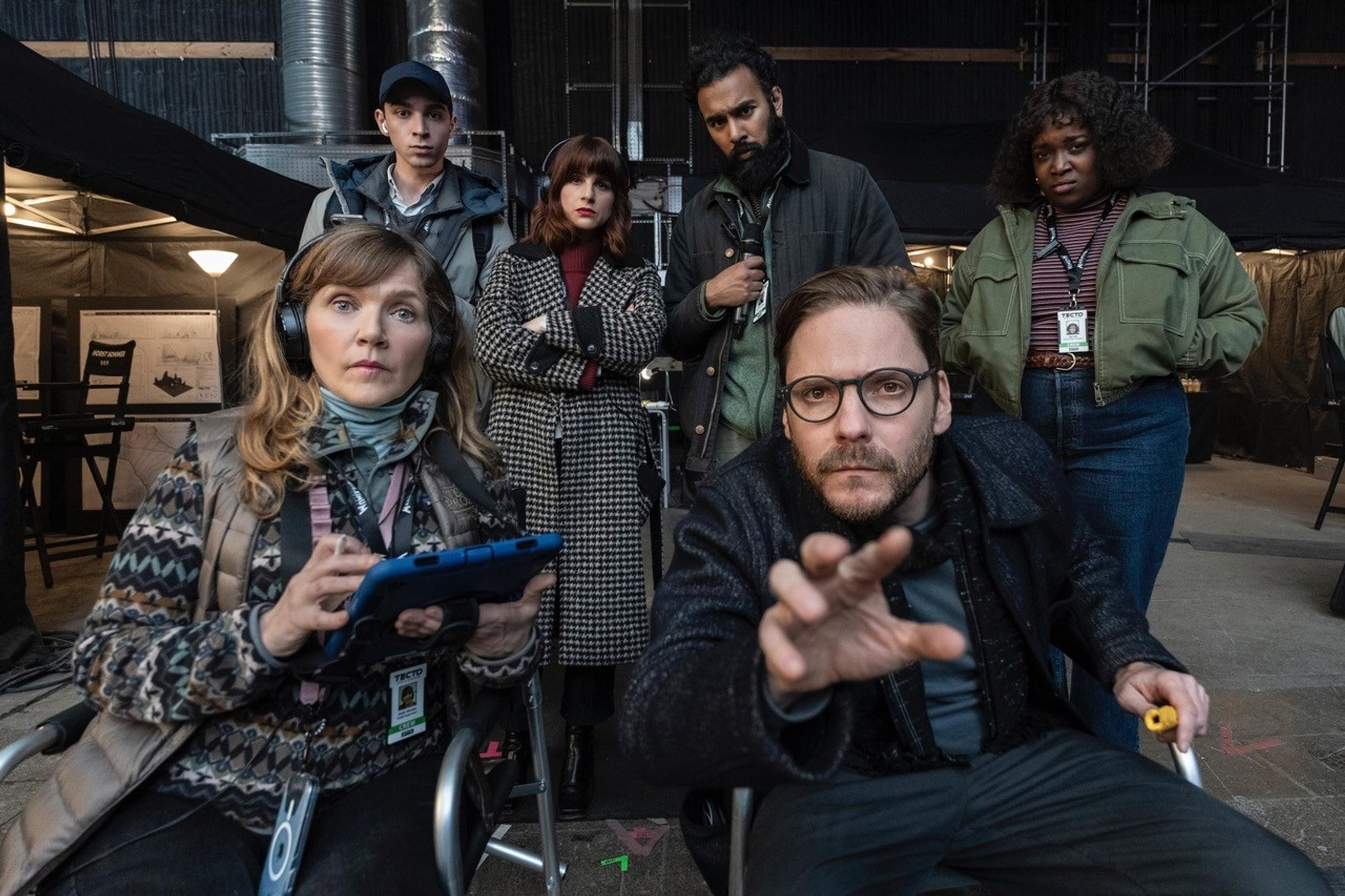 Jessica Hynes ja Daniel Brühl (edessä) työstävät supersankarileffaa satiirisessa sarjassa The Franchise.